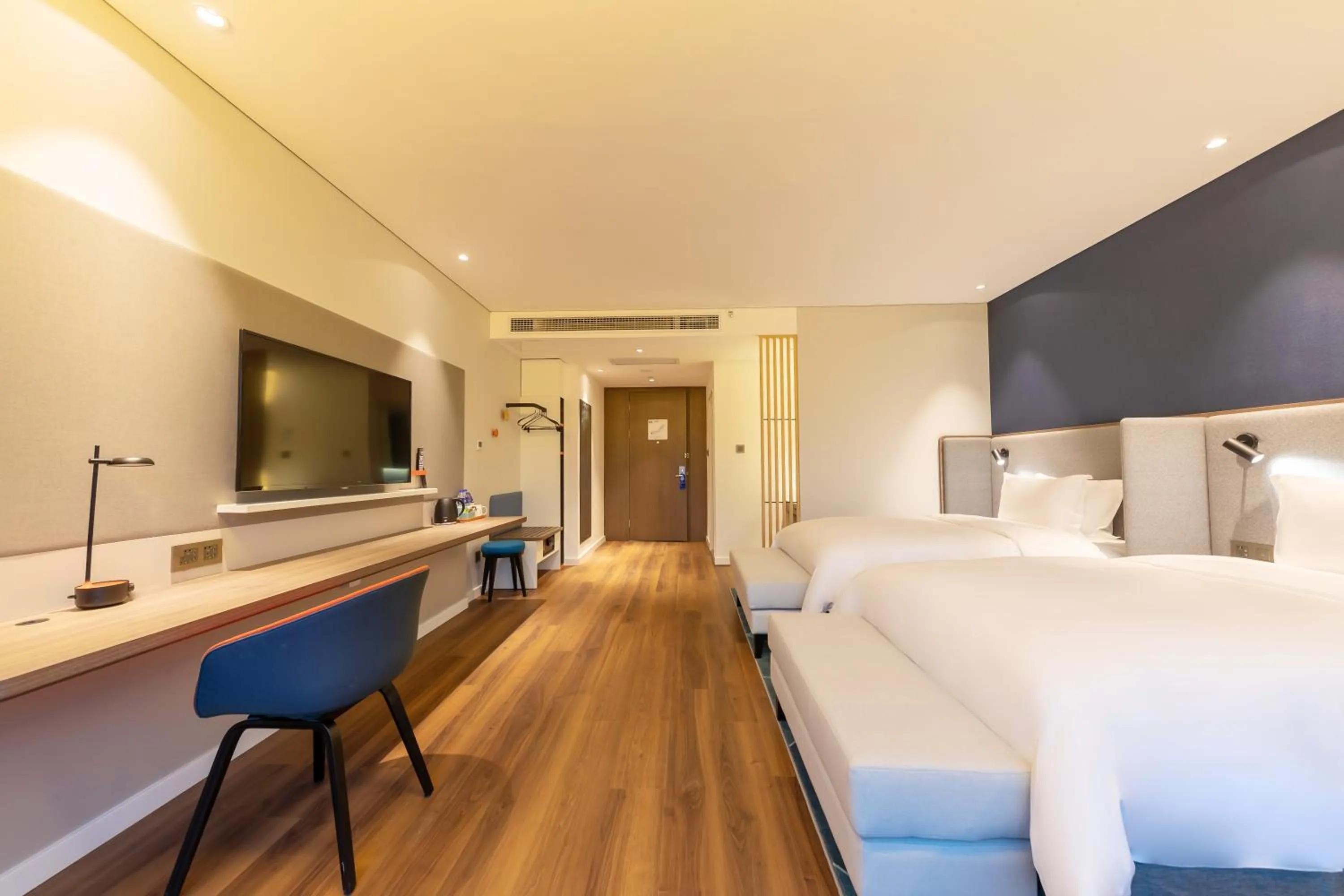 Photo of the whole room, Bed in Holiday Inn Express Yichang Riverside by IHG