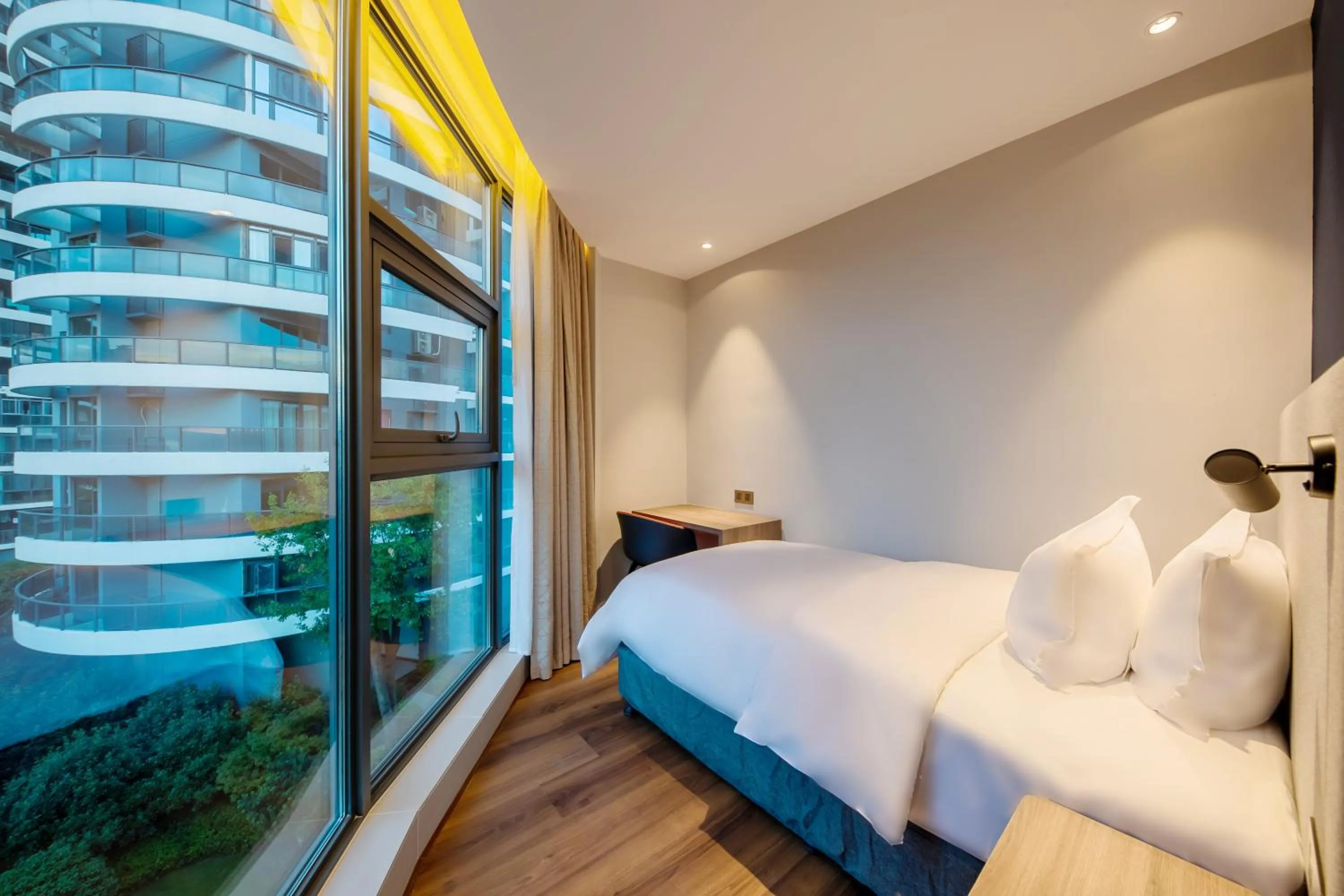 Photo of the whole room, Bed in Holiday Inn Express Yichang Riverside by IHG