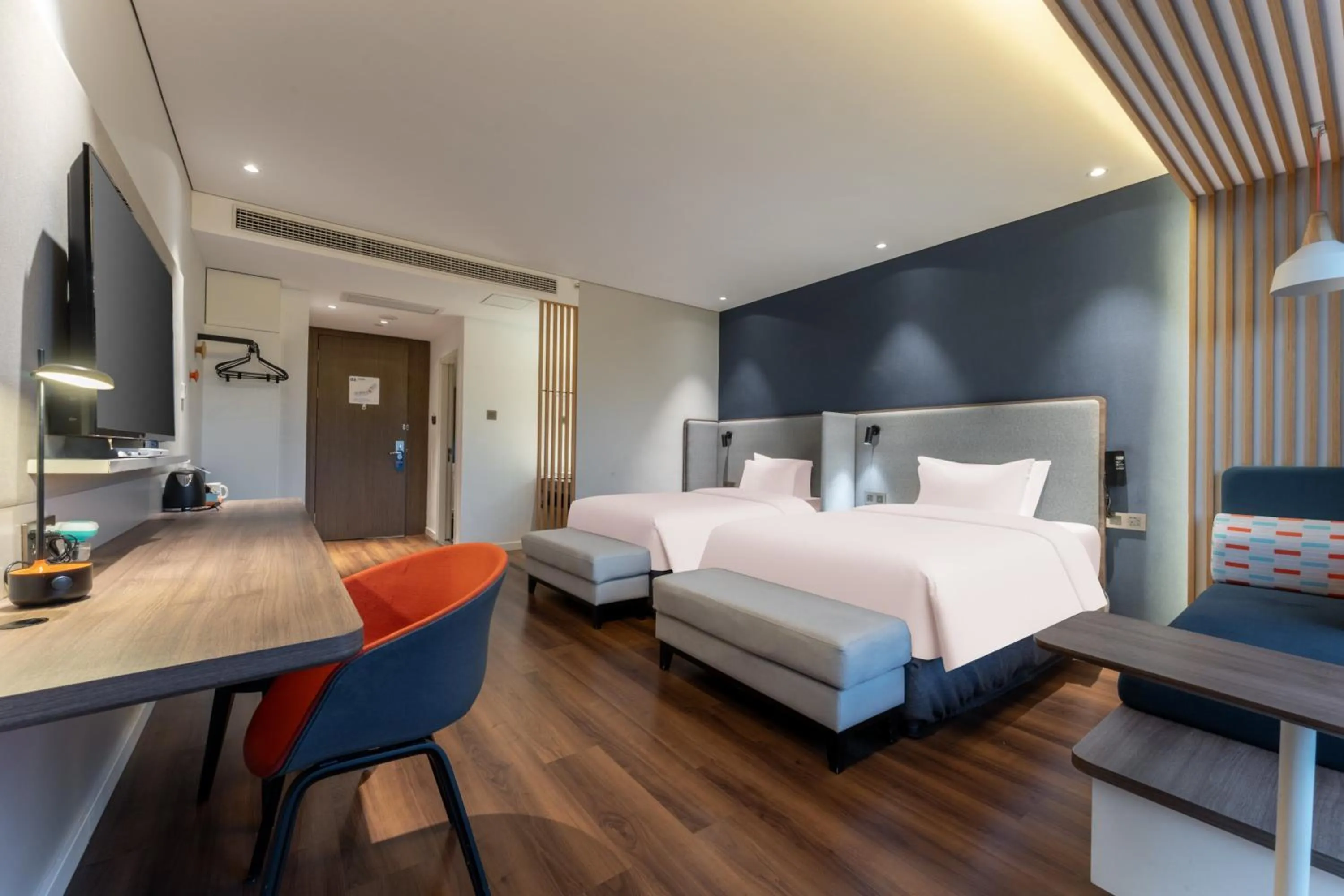 Photo of the whole room, Bed in Holiday Inn Express Yichang Riverside by IHG