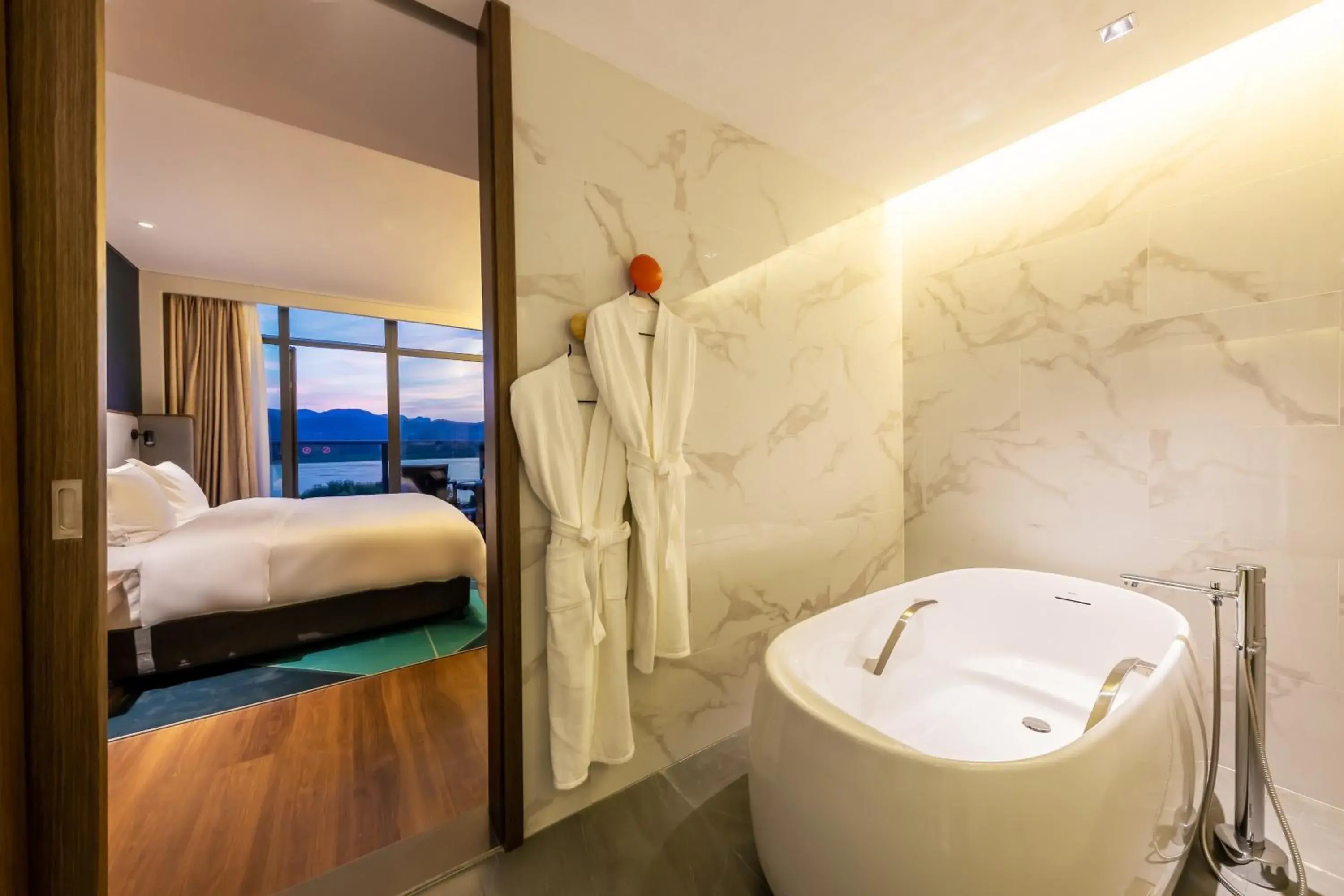 King Suite - Non-Smoking in Holiday Inn Express Yichang Riverside by IHG King Suite - Non-Smoking in Holiday Inn Express Yichang Riverside by IHG