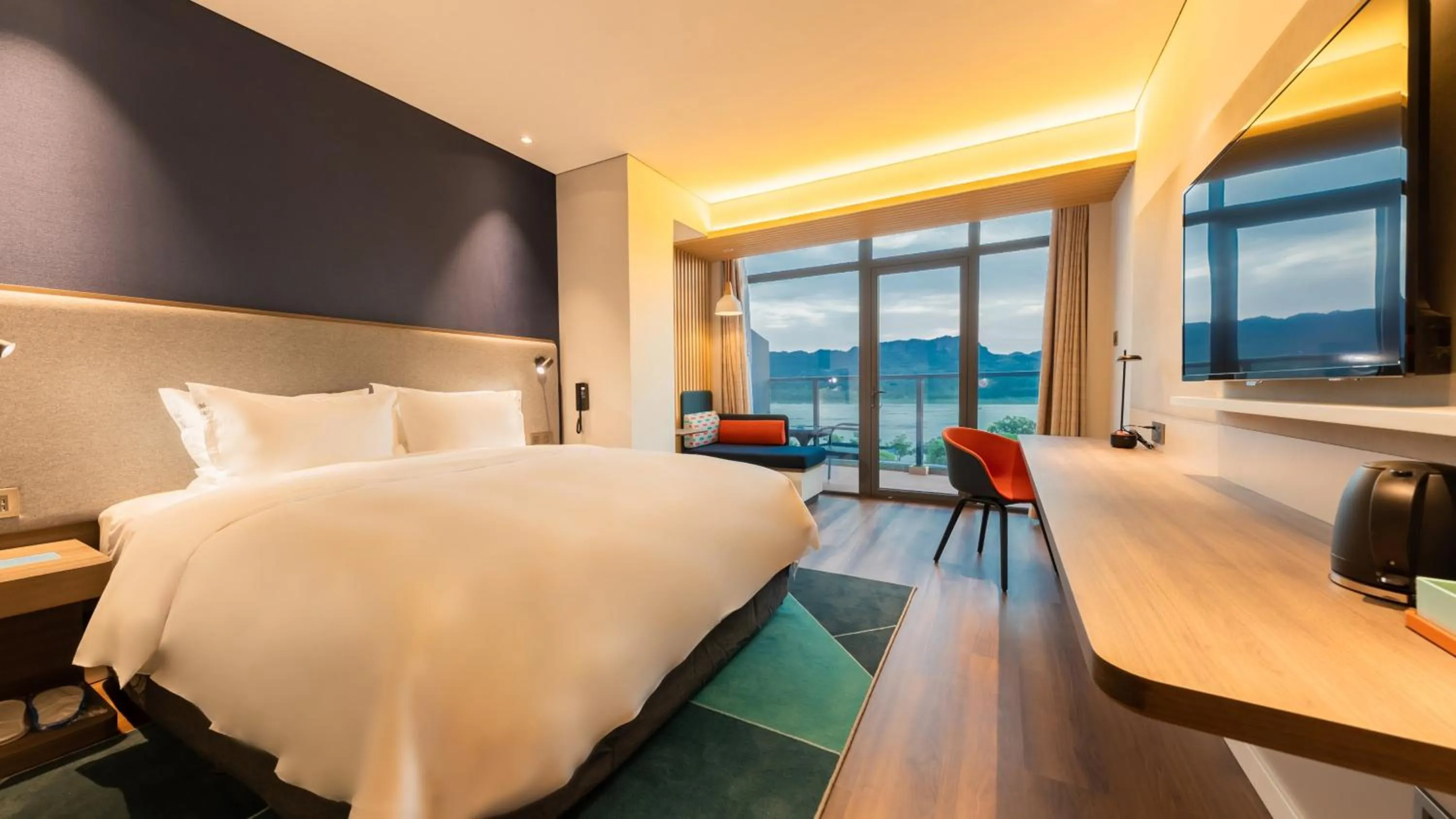 Photo of the whole room, Bed in Holiday Inn Express Yichang Riverside by IHG