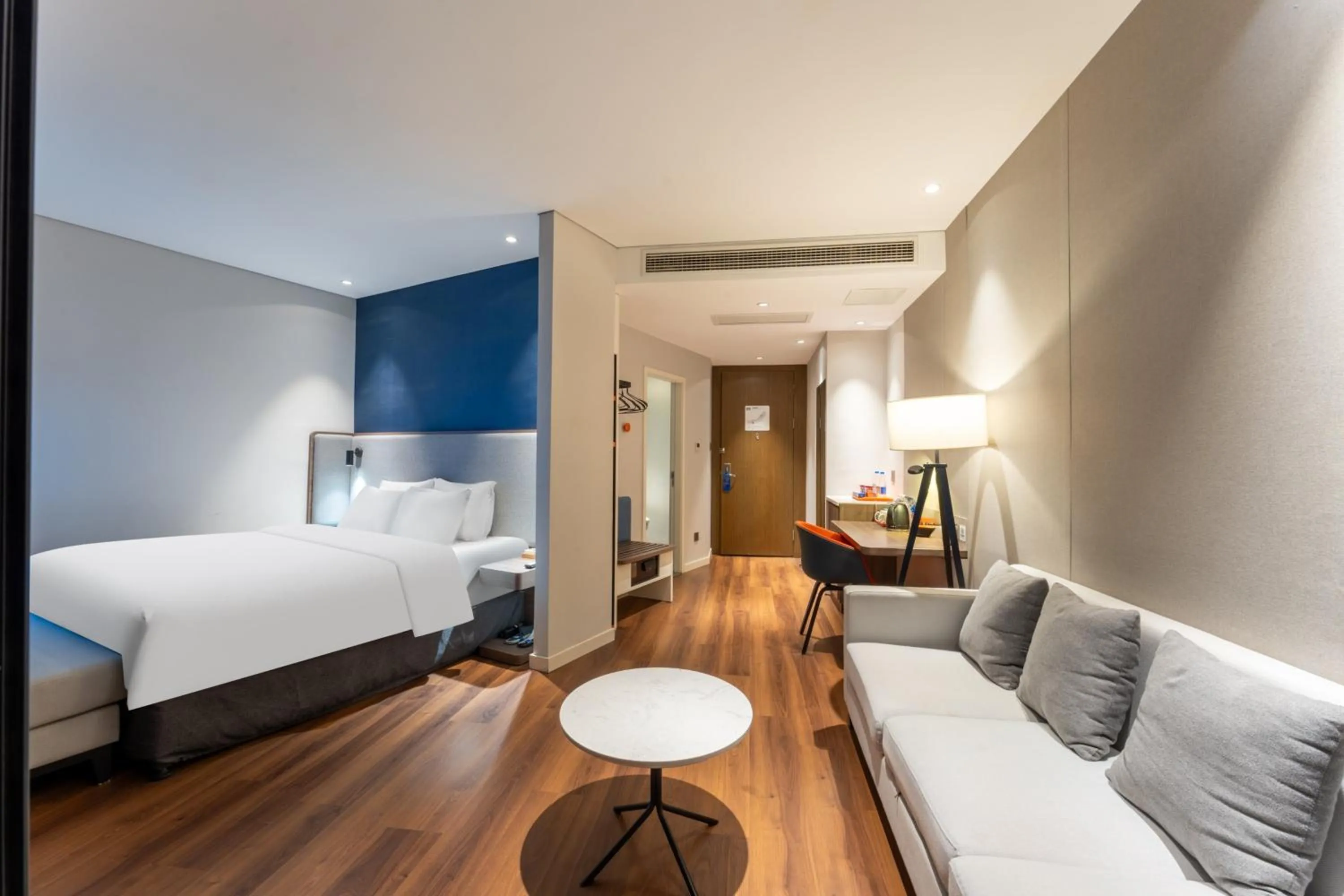 Photo of the whole room, Bed in Holiday Inn Express Yichang Riverside by IHG