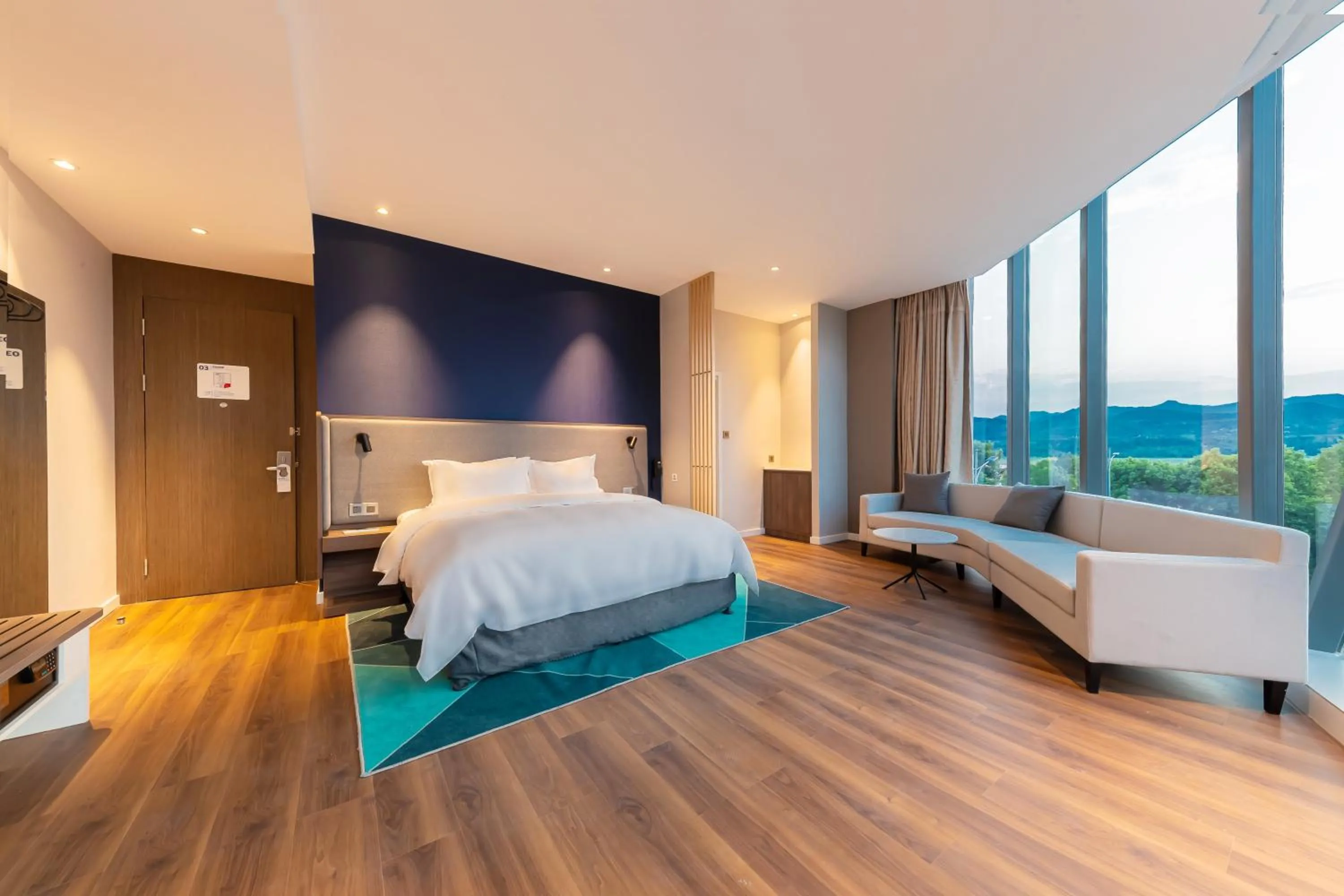 Photo of the whole room, Bed in Holiday Inn Express Yichang Riverside by IHG