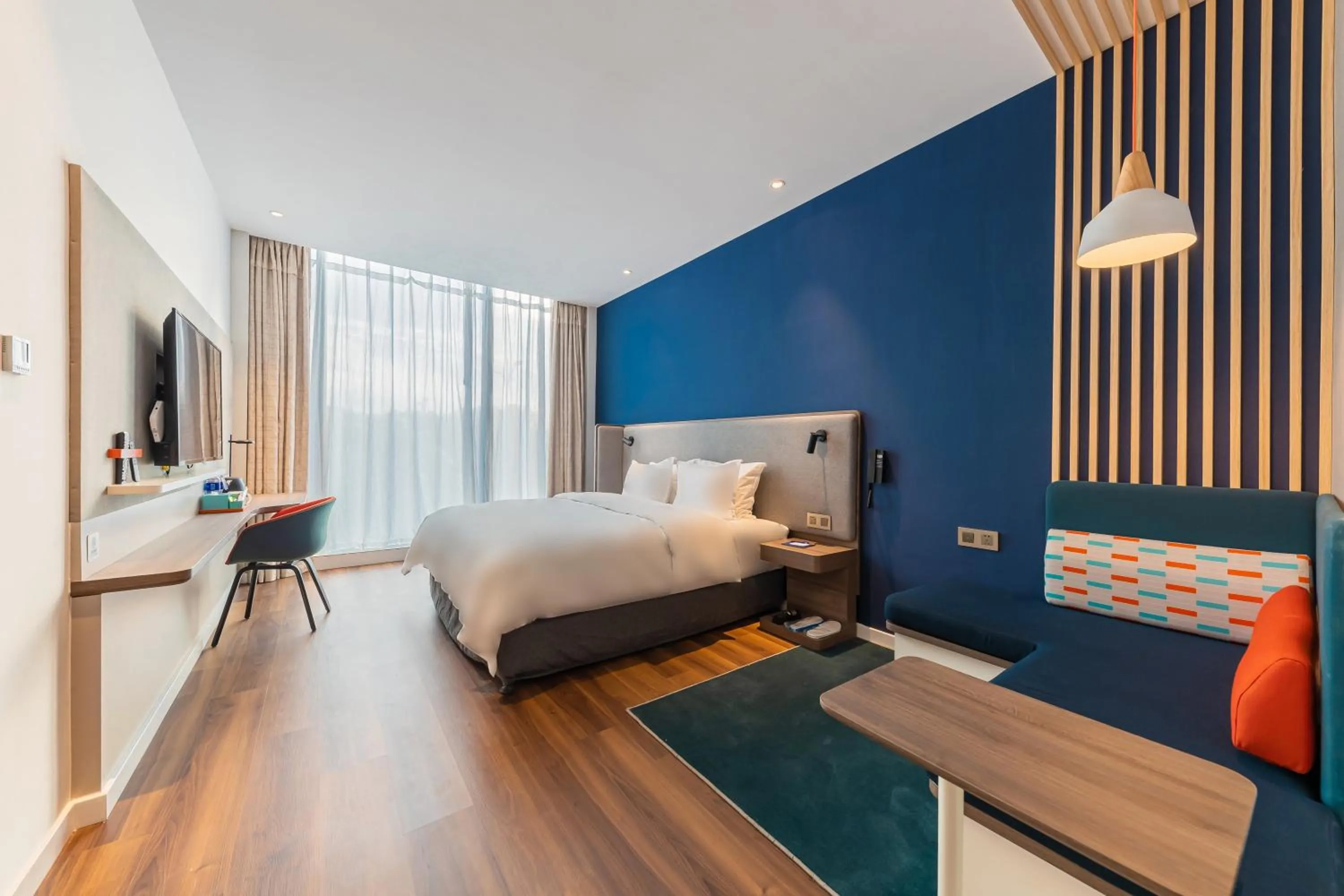 Photo of the whole room, Bed in Holiday Inn Express Yichang Riverside by IHG