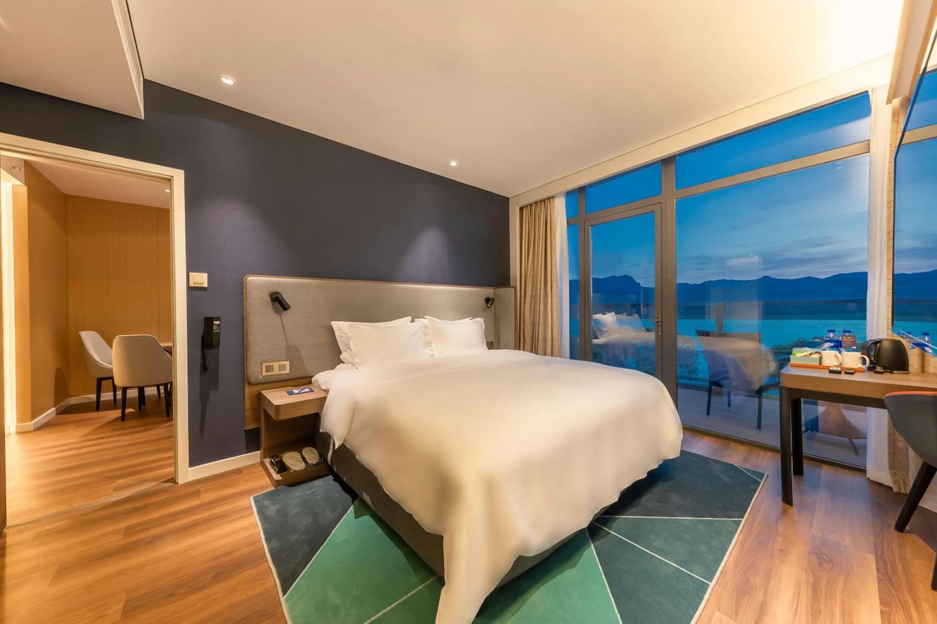 Photo of the whole room, Bed in Holiday Inn Express Yichang Riverside by IHG