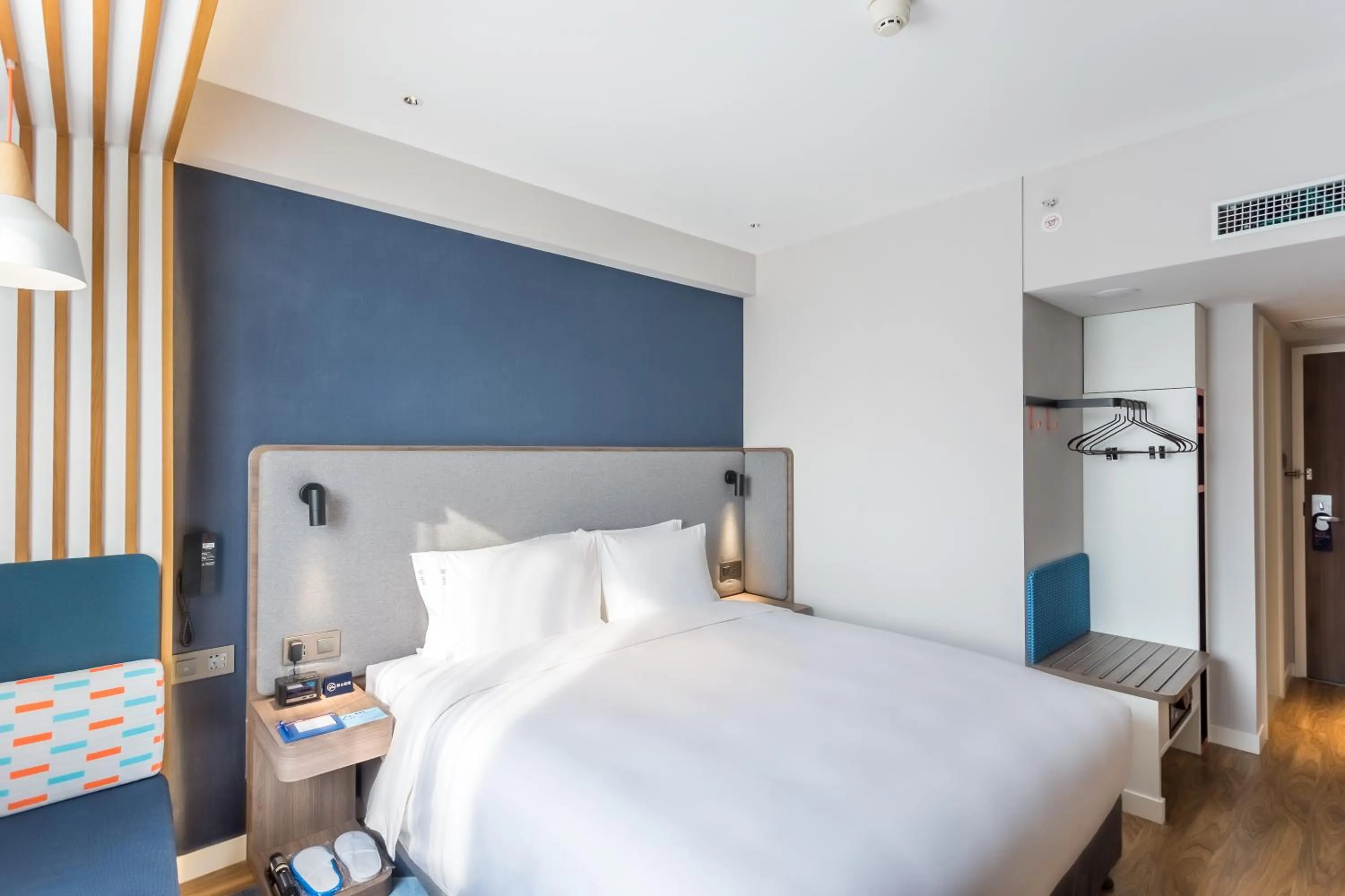 Property building, Bed in Holiday Inn Express Xi'an Ancient Town West by IHG