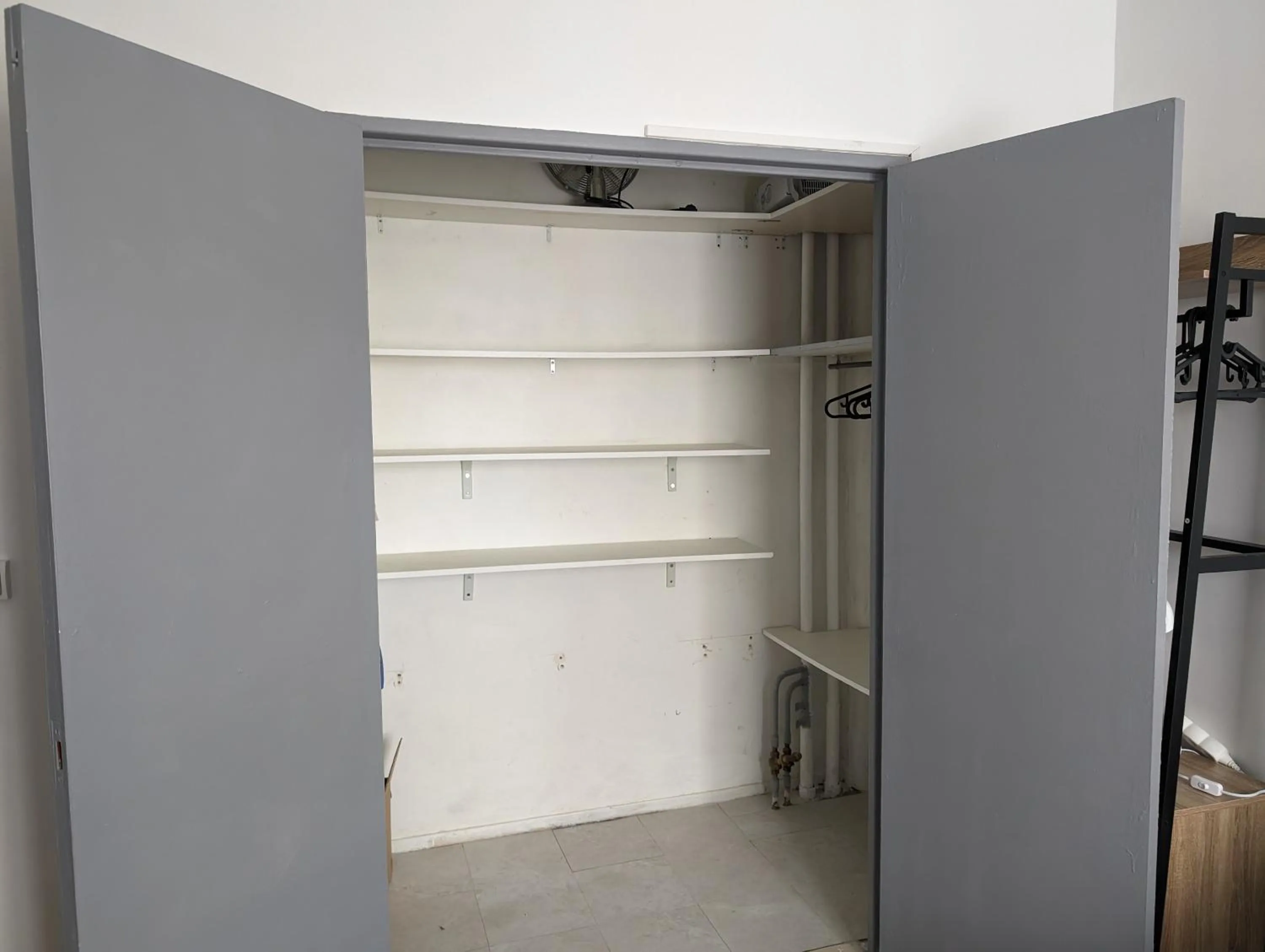 wardrobe in Paris Access with Creteil Apartment