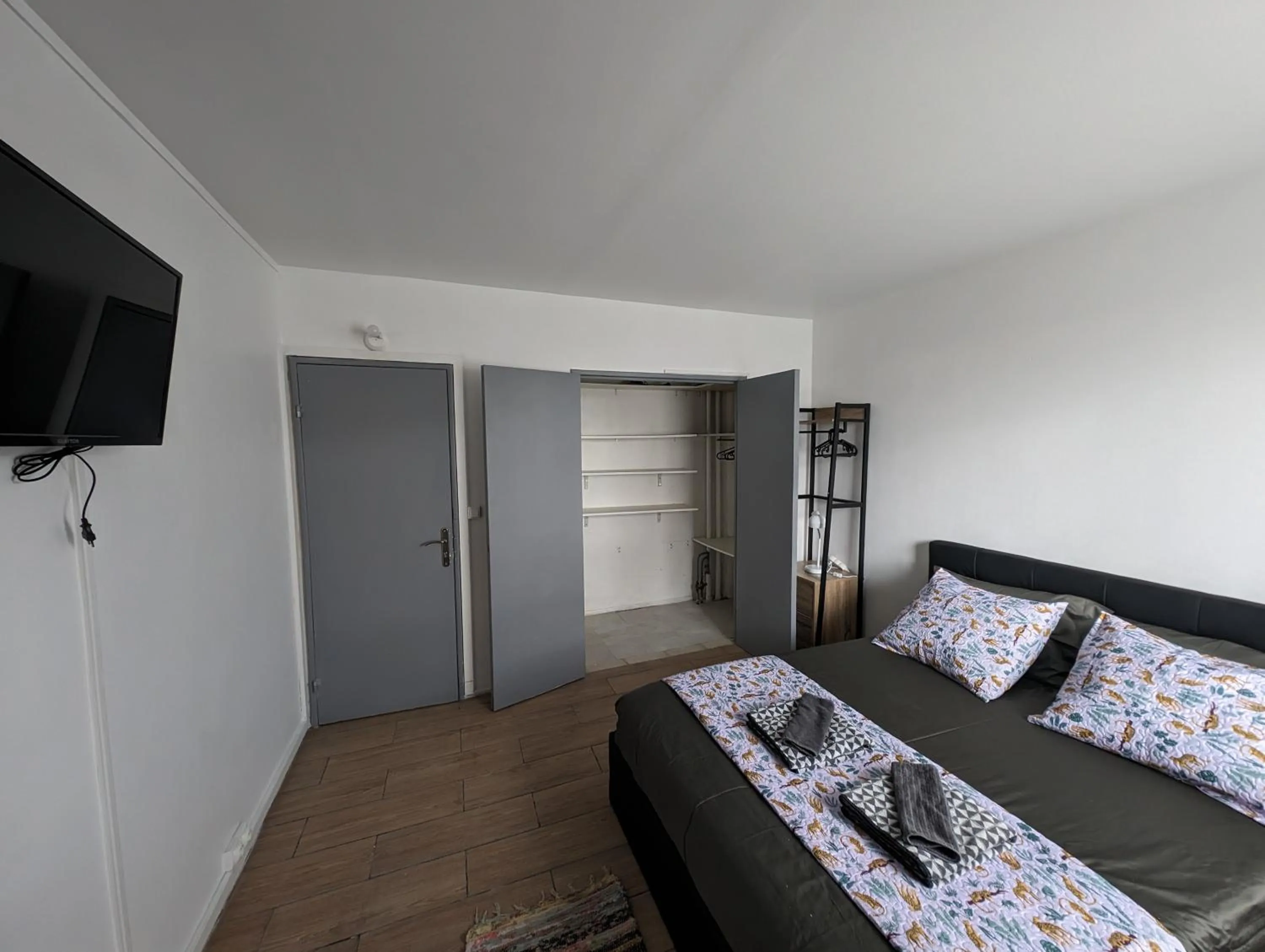 Bed in Paris Access with Creteil Apartment