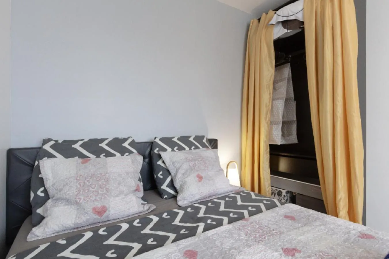 Bed in Paris Access with Creteil Apartment