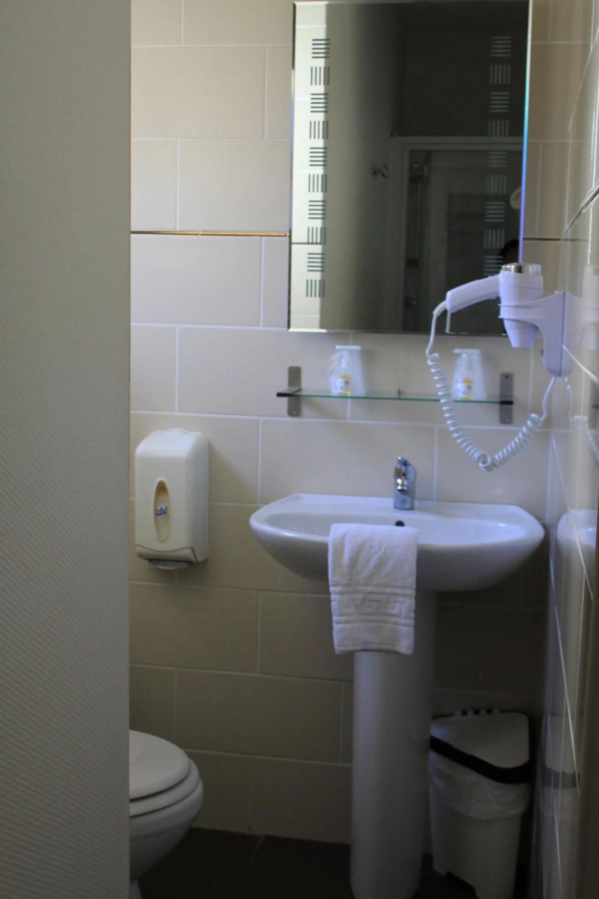 Bathroom in Hôtel de Paris - Dijon Centre Gare