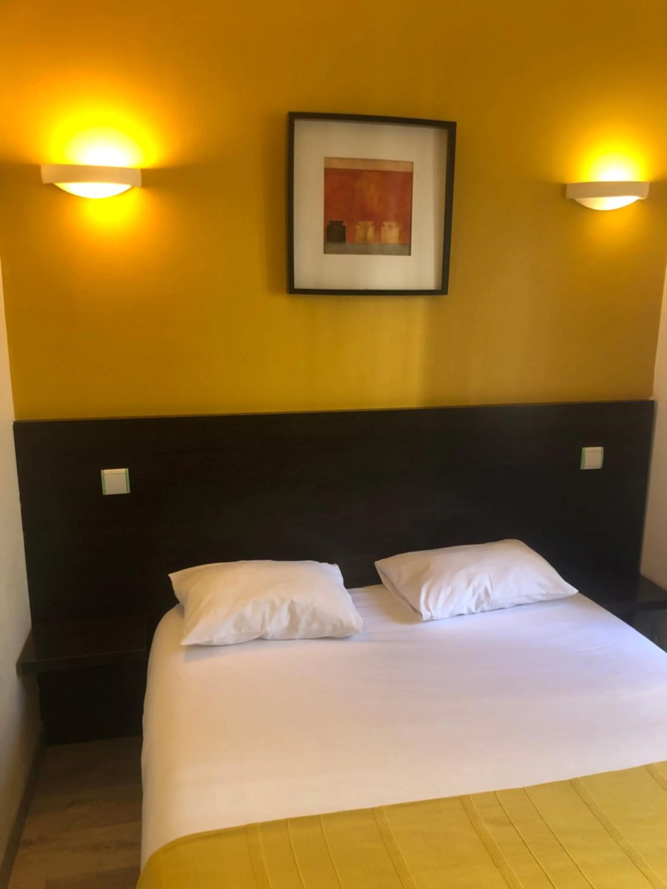 Photo of the whole room, Bed in Hôtel de Paris - Dijon Centre Gare
