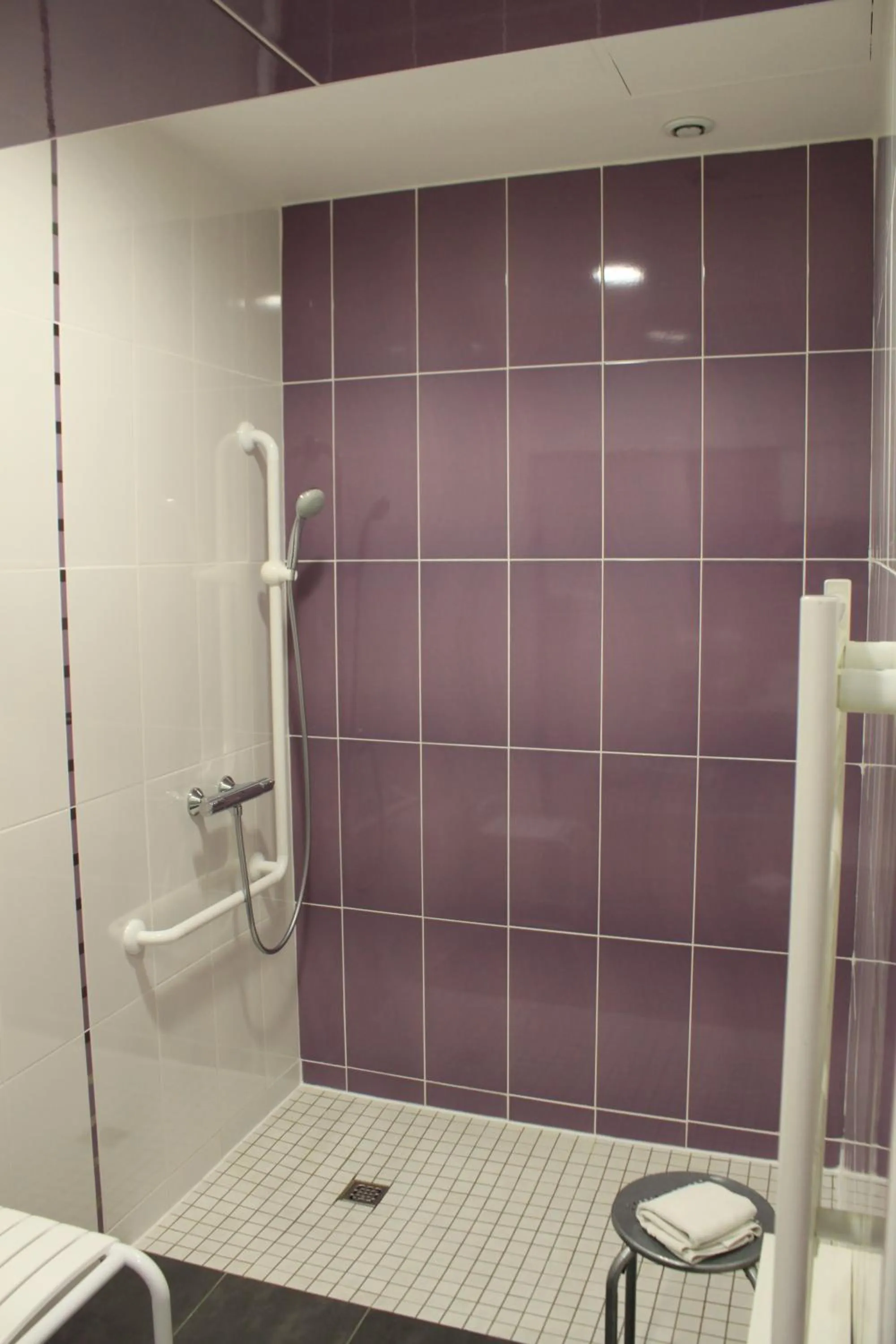 Bathroom in Hôtel de Paris - Dijon Centre Gare