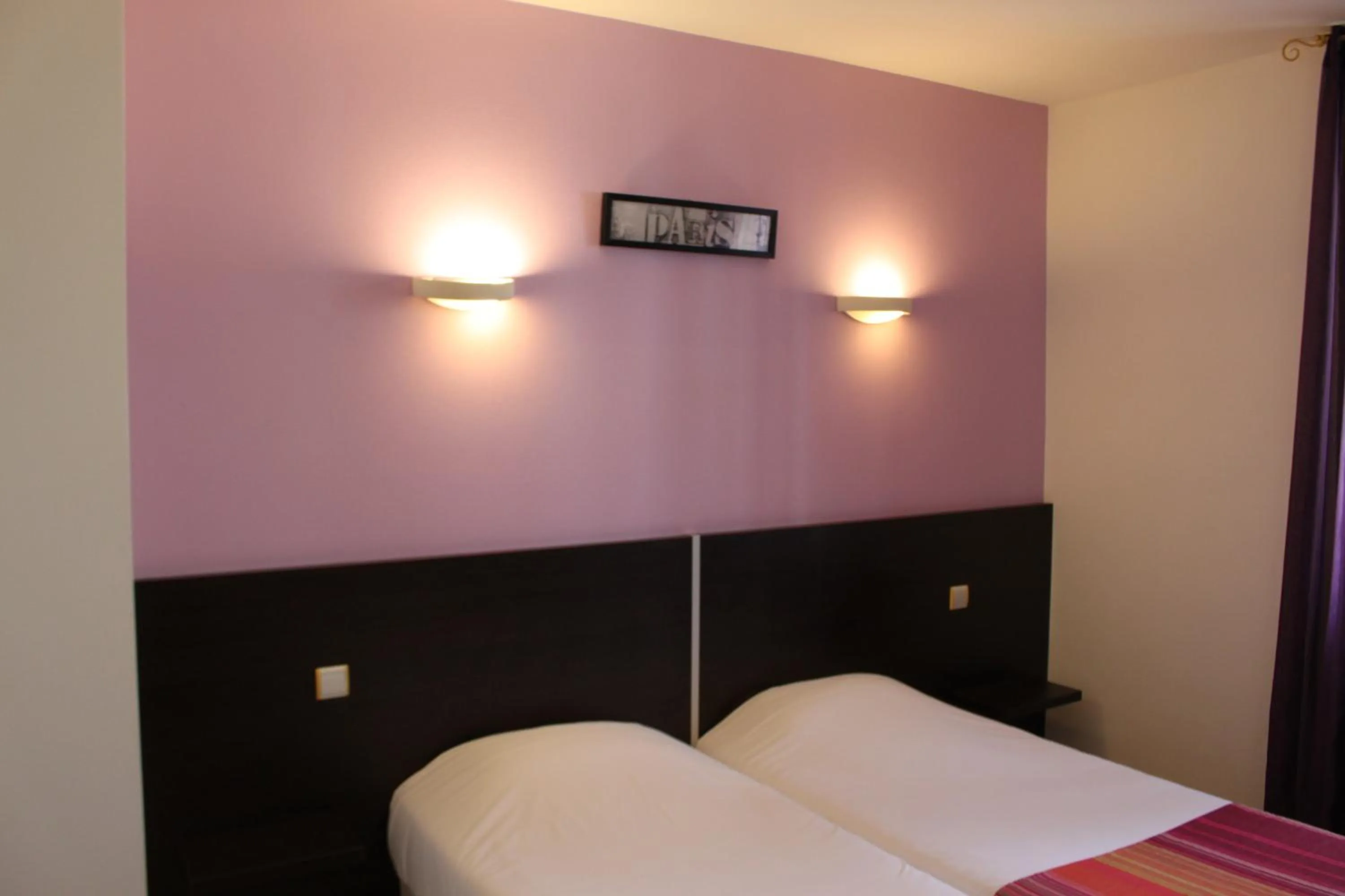 Bed in Hôtel de Paris - Dijon Centre Gare