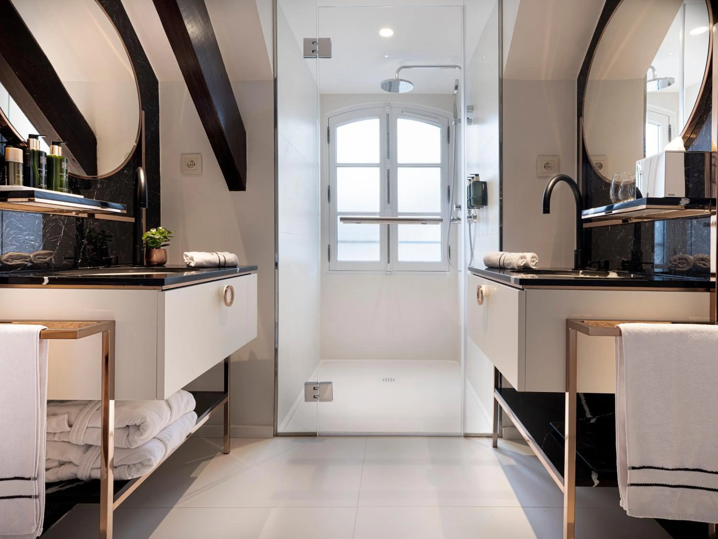 Shower in Maison Colbert Member of Meliá Collection Notre-Dame