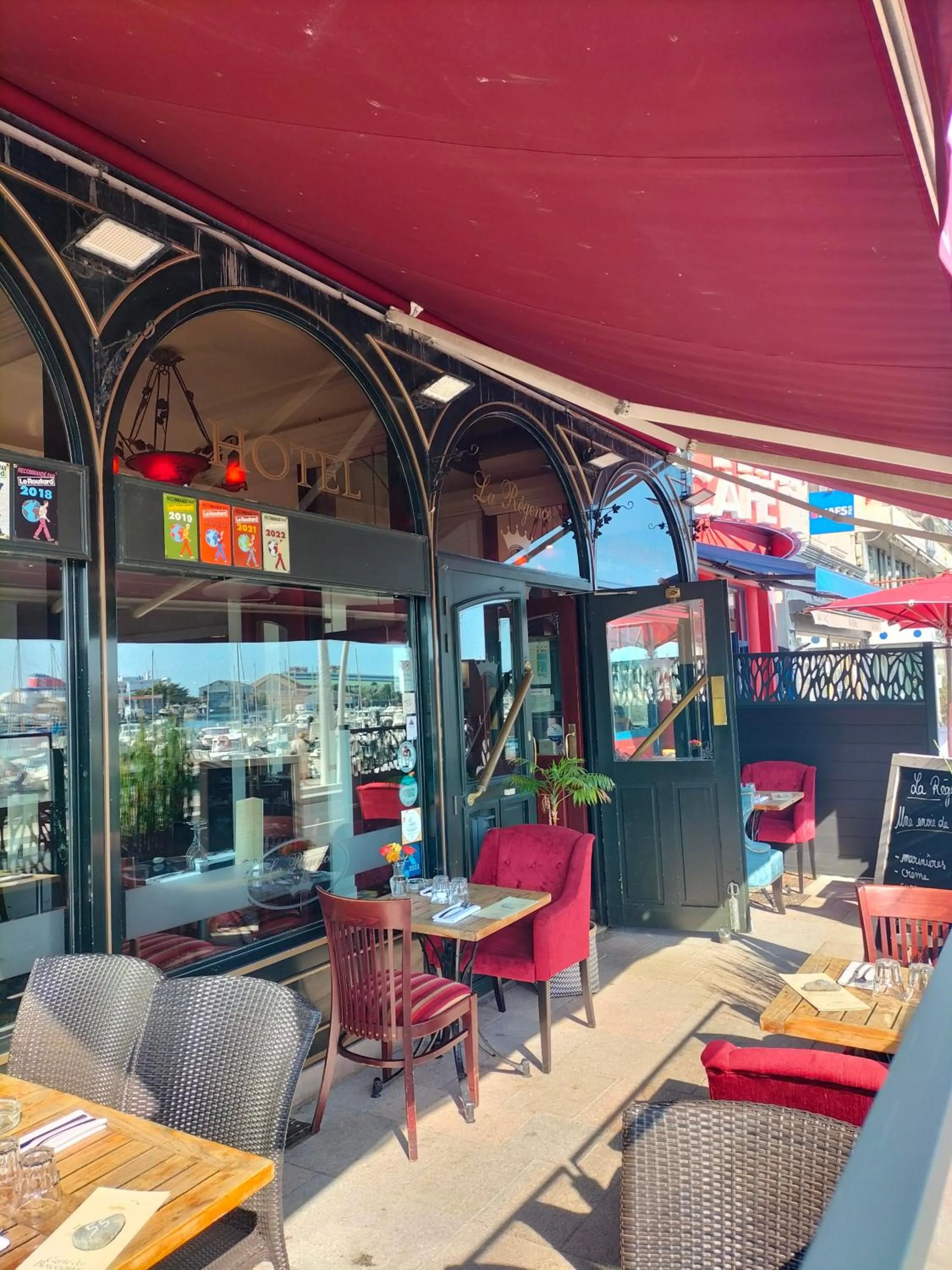 Patio in Logis HOTEL RESTAURANT La Régence