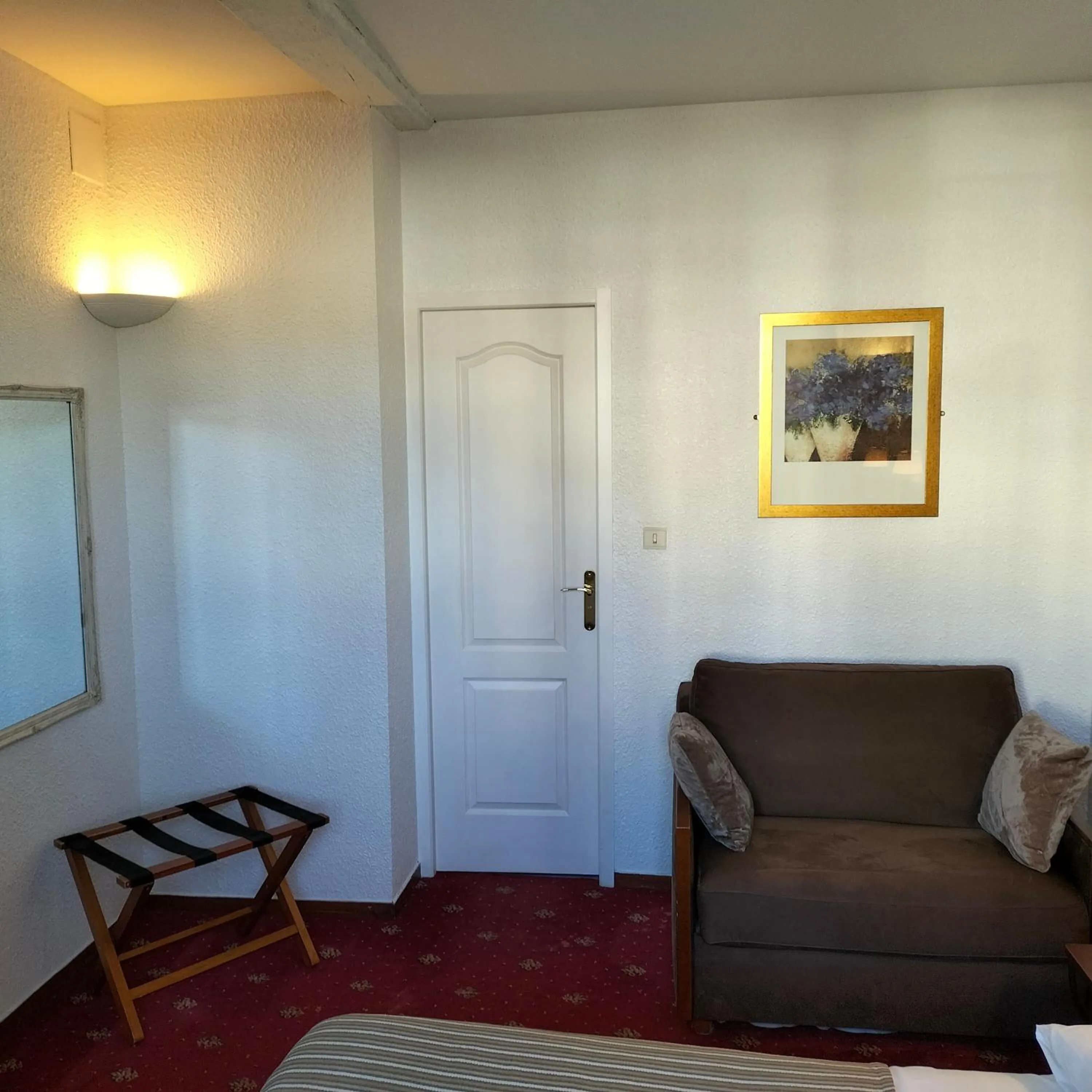 Seating area in Logis HOTEL RESTAURANT La Régence