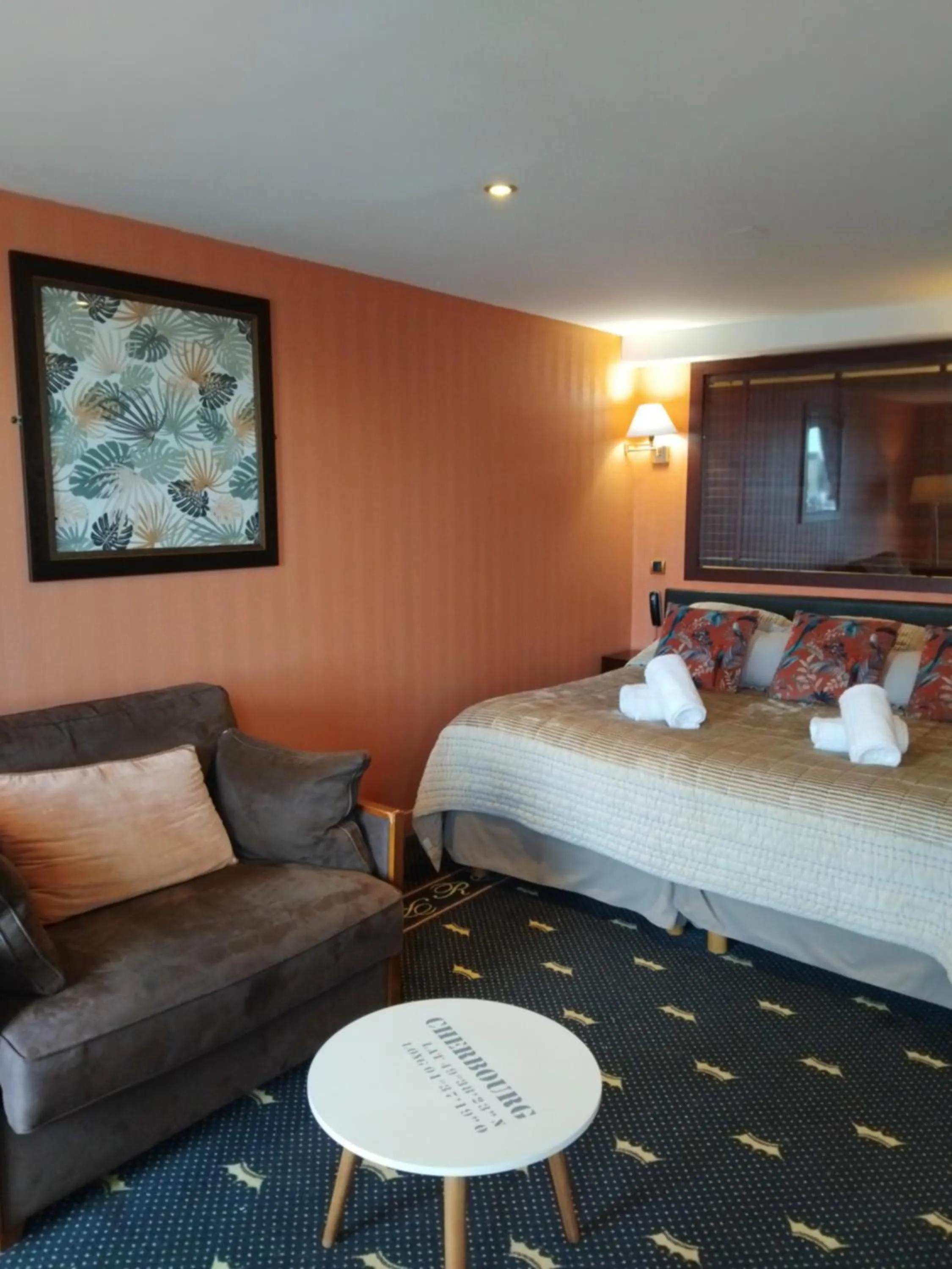 Property building, Bed in Logis HOTEL RESTAURANT La Régence