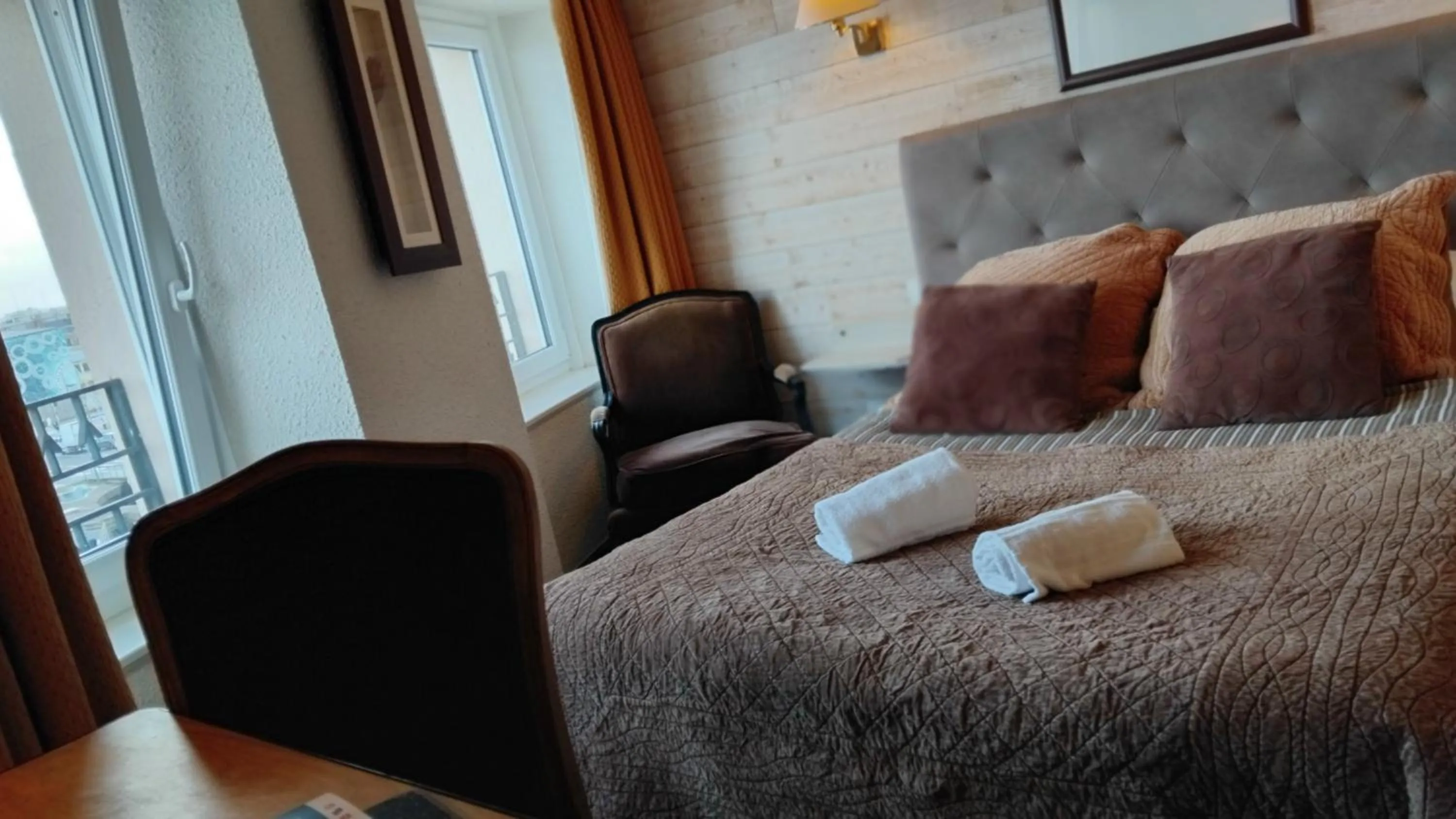 Property building, Bed in Logis HOTEL RESTAURANT La Régence