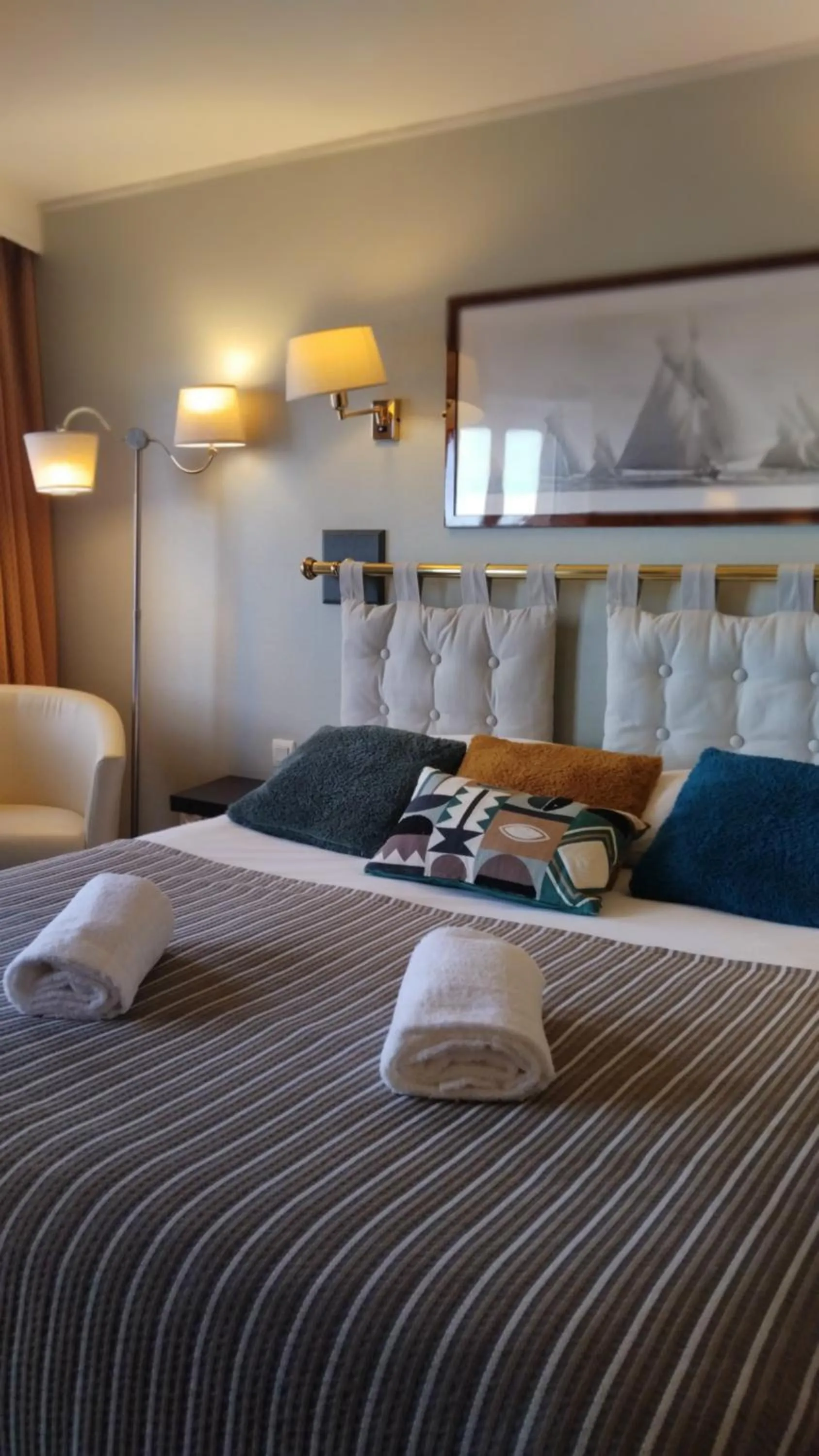 Property building, Bed in Logis HOTEL RESTAURANT La Régence