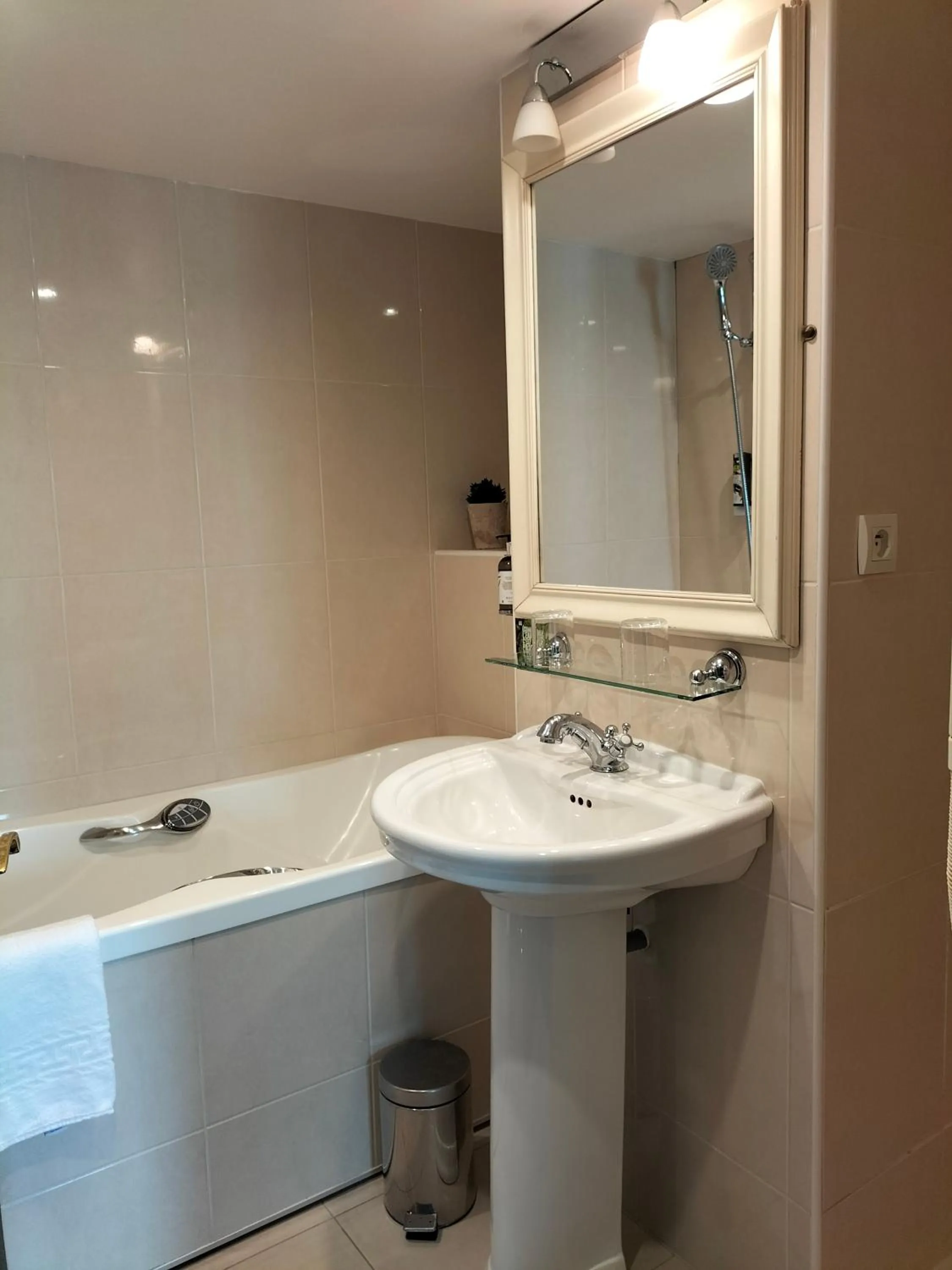 Bathroom in Logis HOTEL RESTAURANT La Régence