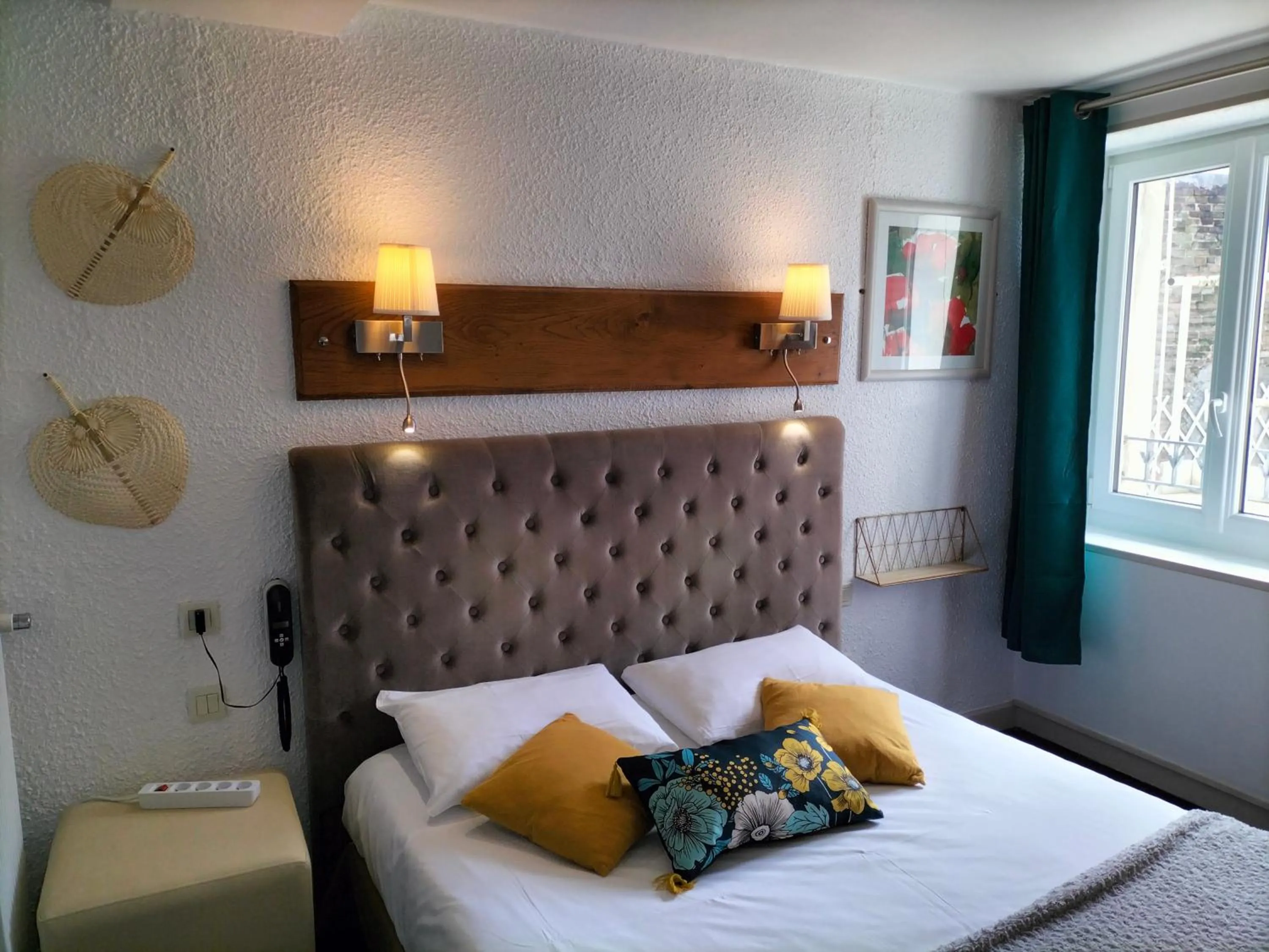 Property building, Bed in Logis HOTEL RESTAURANT La Régence