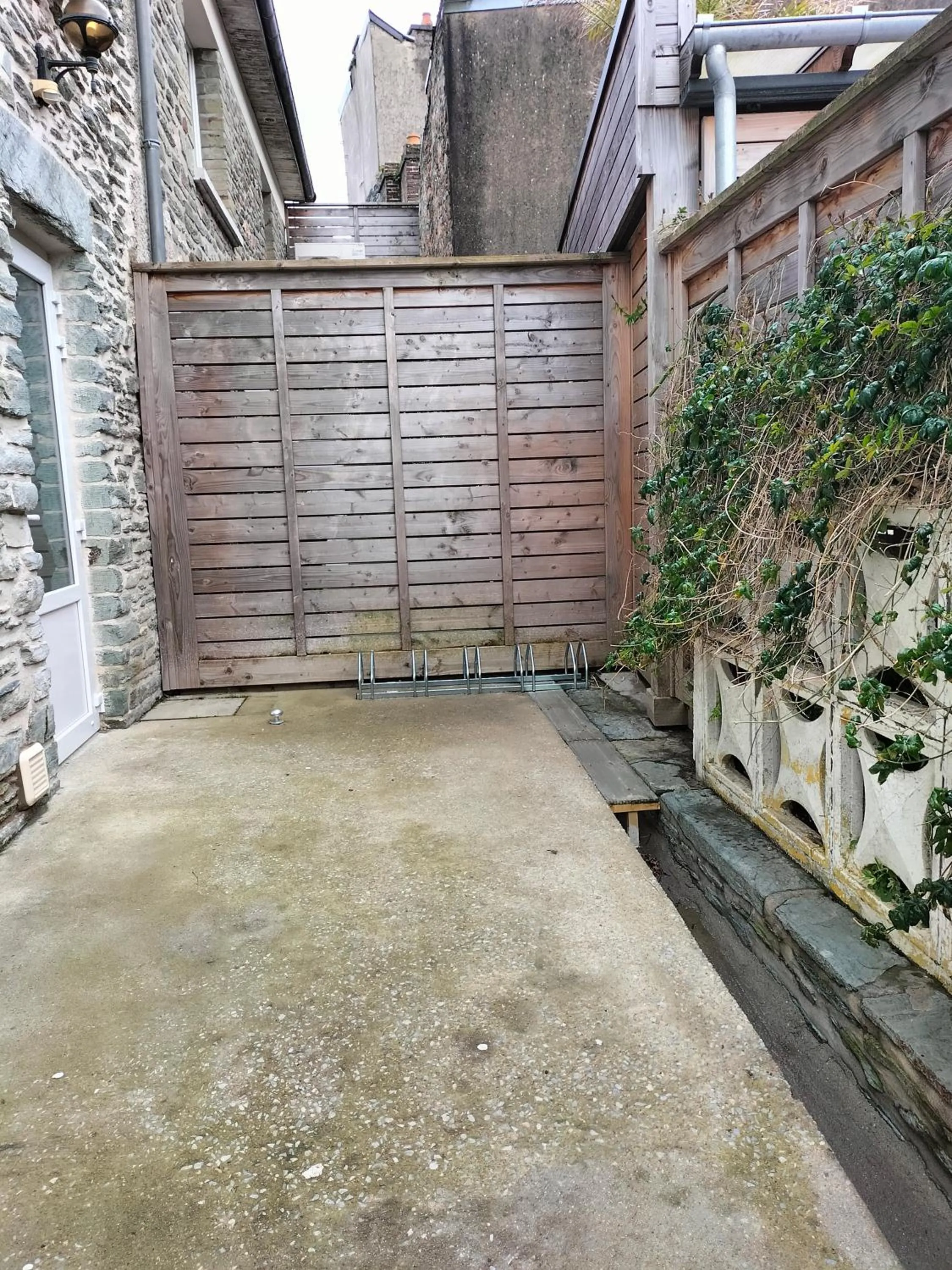 Property building in Logis HOTEL RESTAURANT La Régence