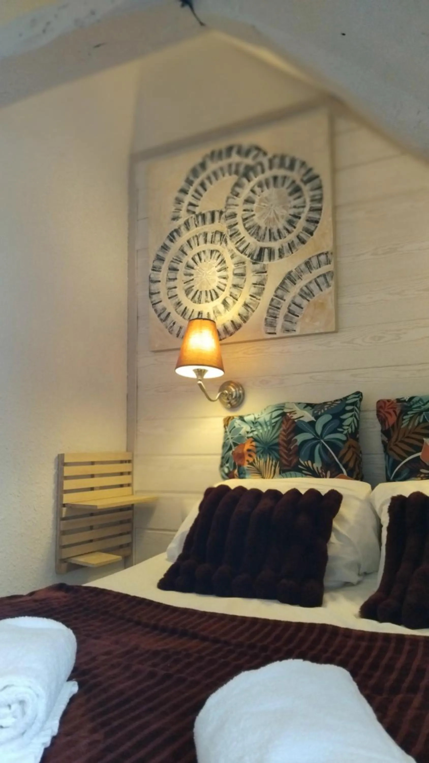 Property building, Bed in Logis HOTEL RESTAURANT La Régence