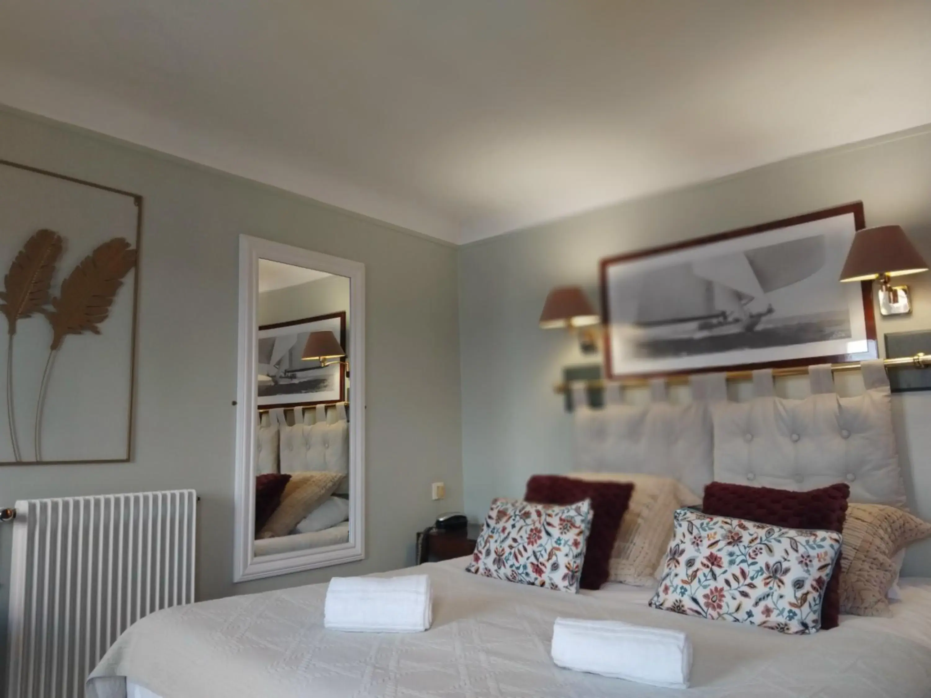 Comfort Double or Twin Room with Harbor View in Logis HOTEL RESTAURANT La Régence Comfort Double or Twin Room with Harbor View in Logis HOTEL RESTAURANT La Régence