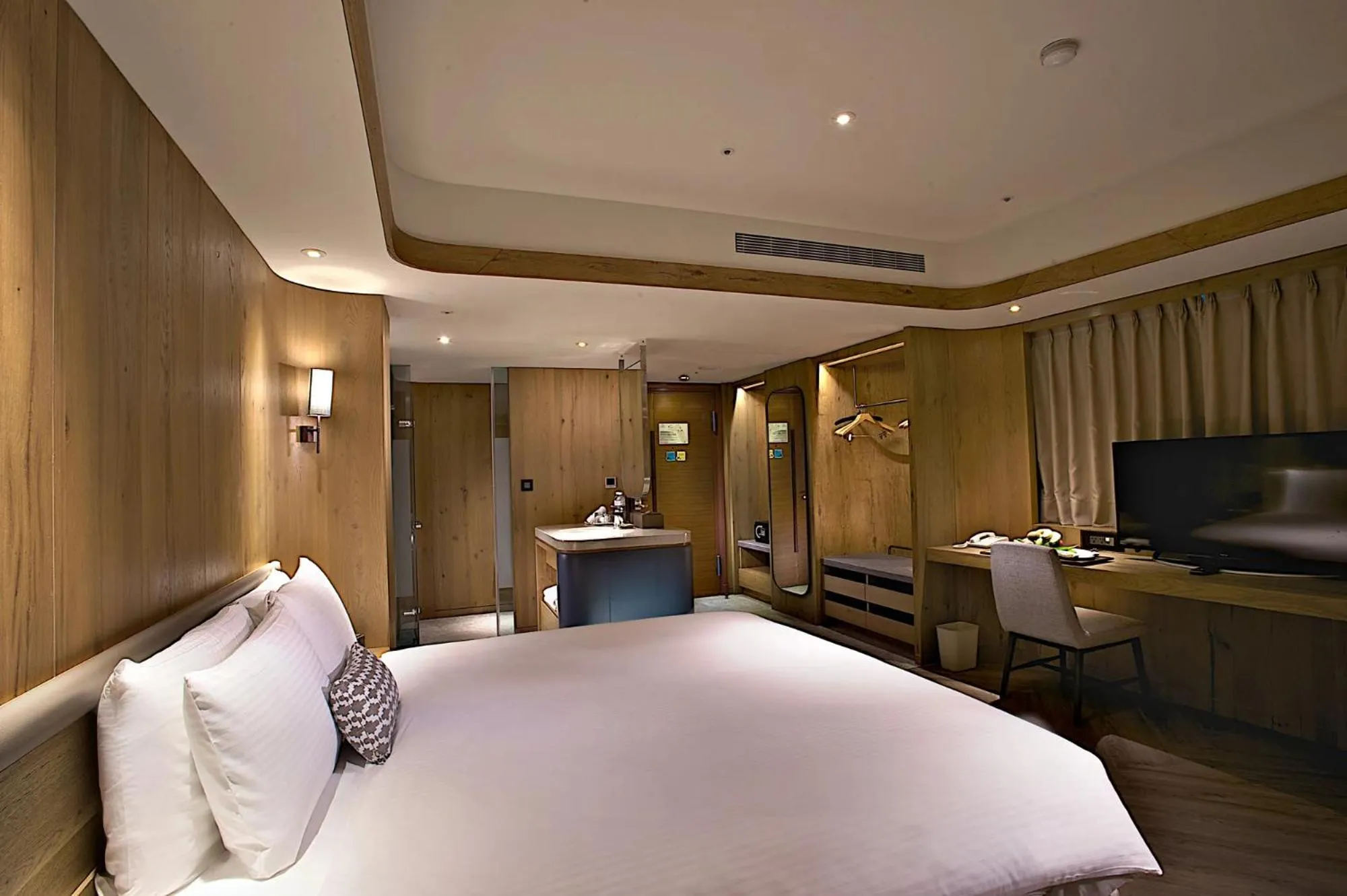 Photo of the whole room, Bed in Hotel Royal Chihpin