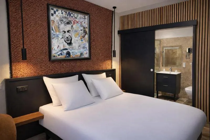 Bedroom, Bed in Logis Hôtel-Restaurant Au Vieux Morvan, au cœur de la Bourgogne, Piscine & Spa, Hôtel Climatisé