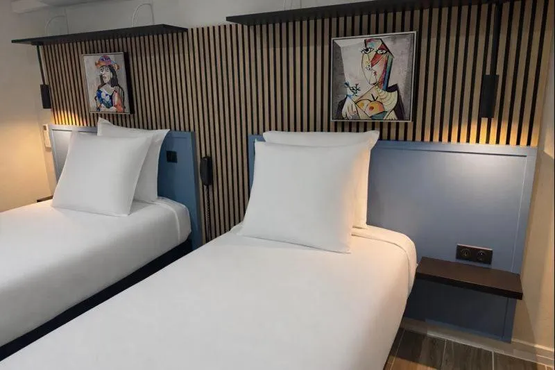 Bedroom, Bed in Logis Hôtel-Restaurant Au Vieux Morvan, au cœur de la Bourgogne, Piscine & Spa, Hôtel Climatisé