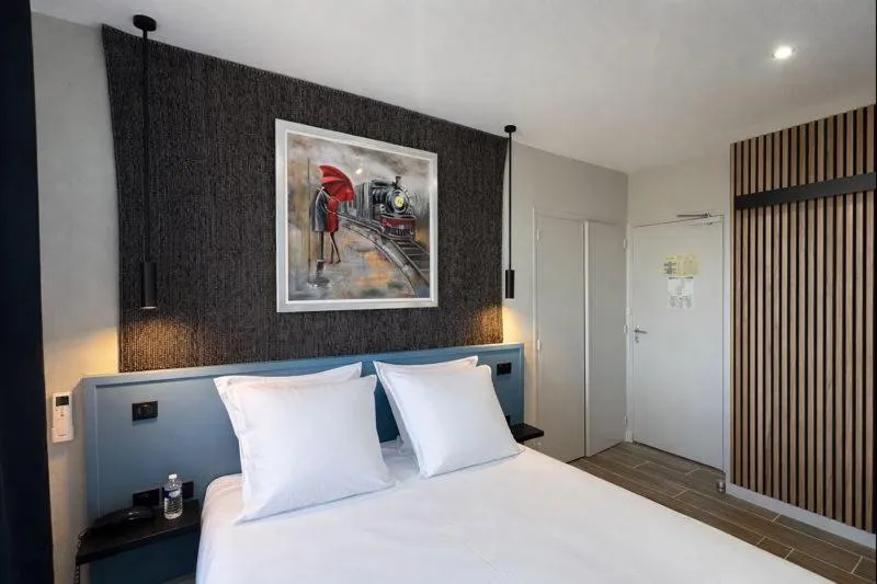 Bedroom, Bed in Logis Hôtel-Restaurant Au Vieux Morvan, au cœur de la Bourgogne, Piscine & Spa, Hôtel Climatisé