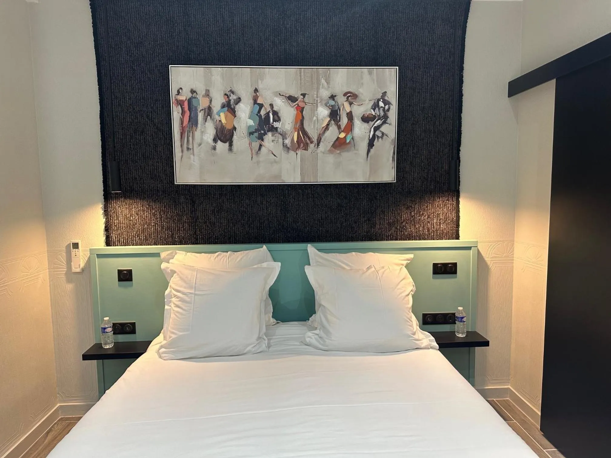 Bedroom, Bed in Logis Hôtel-Restaurant Au Vieux Morvan, au cœur de la Bourgogne, Piscine & Spa, Hôtel Climatisé