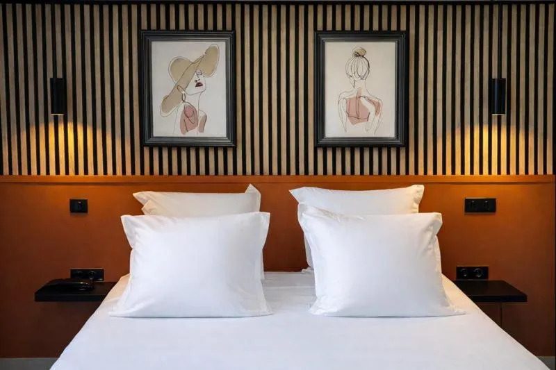 Bedroom, Bed in Logis Hôtel-Restaurant Au Vieux Morvan, au cœur de la Bourgogne, Piscine & Spa, Hôtel Climatisé