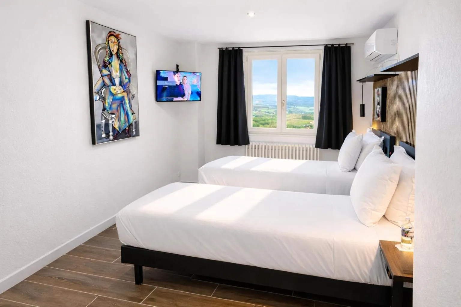 Bed in Logis Hôtel-Restaurant Au Vieux Morvan, au cœur de la Bourgogne, Piscine & Spa, Hôtel Climatisé