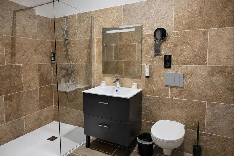 Bathroom in Logis Hôtel-Restaurant Au Vieux Morvan, au cœur de la Bourgogne, Piscine & Spa, Hôtel Climatisé