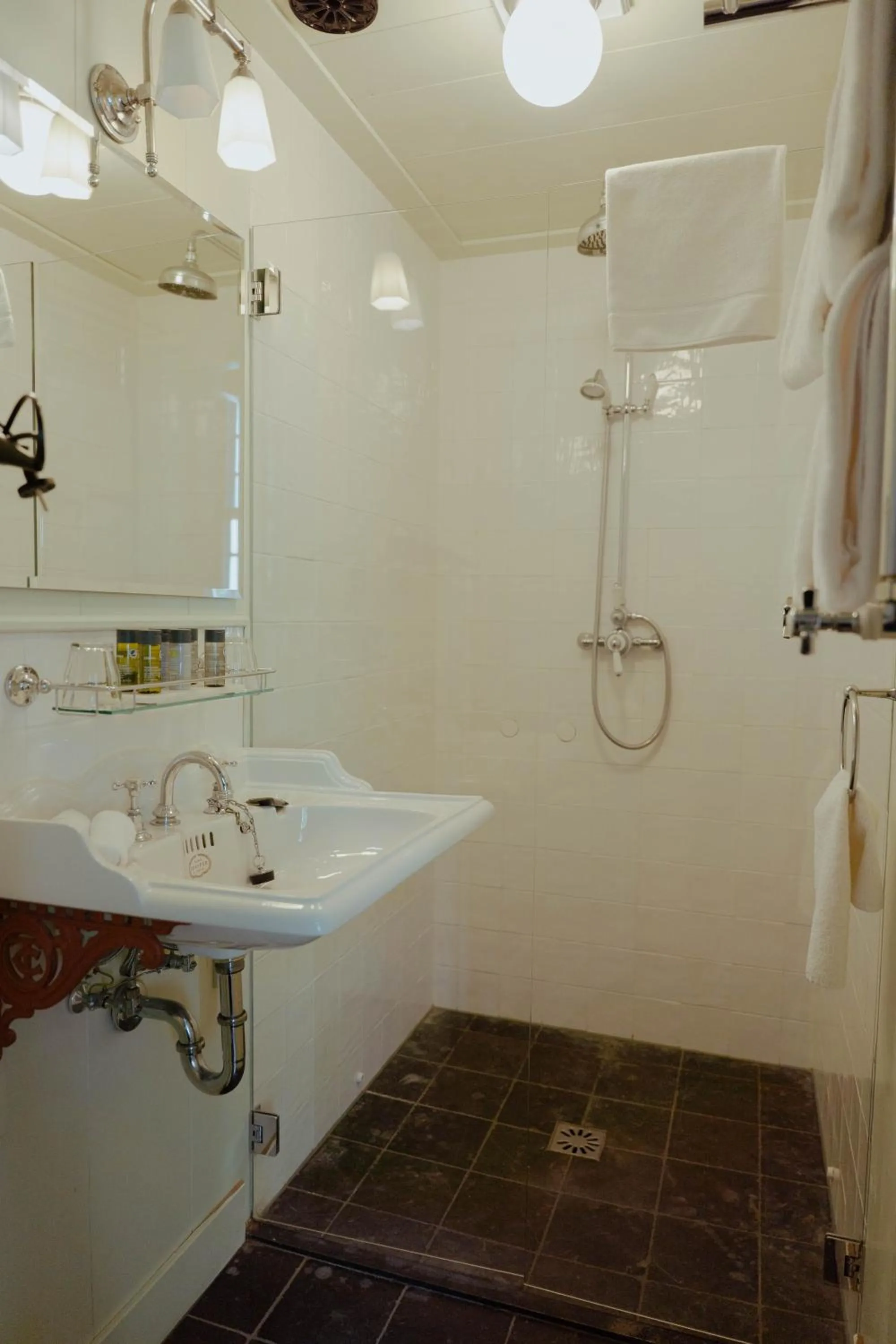 Shower in Hotel Beijers