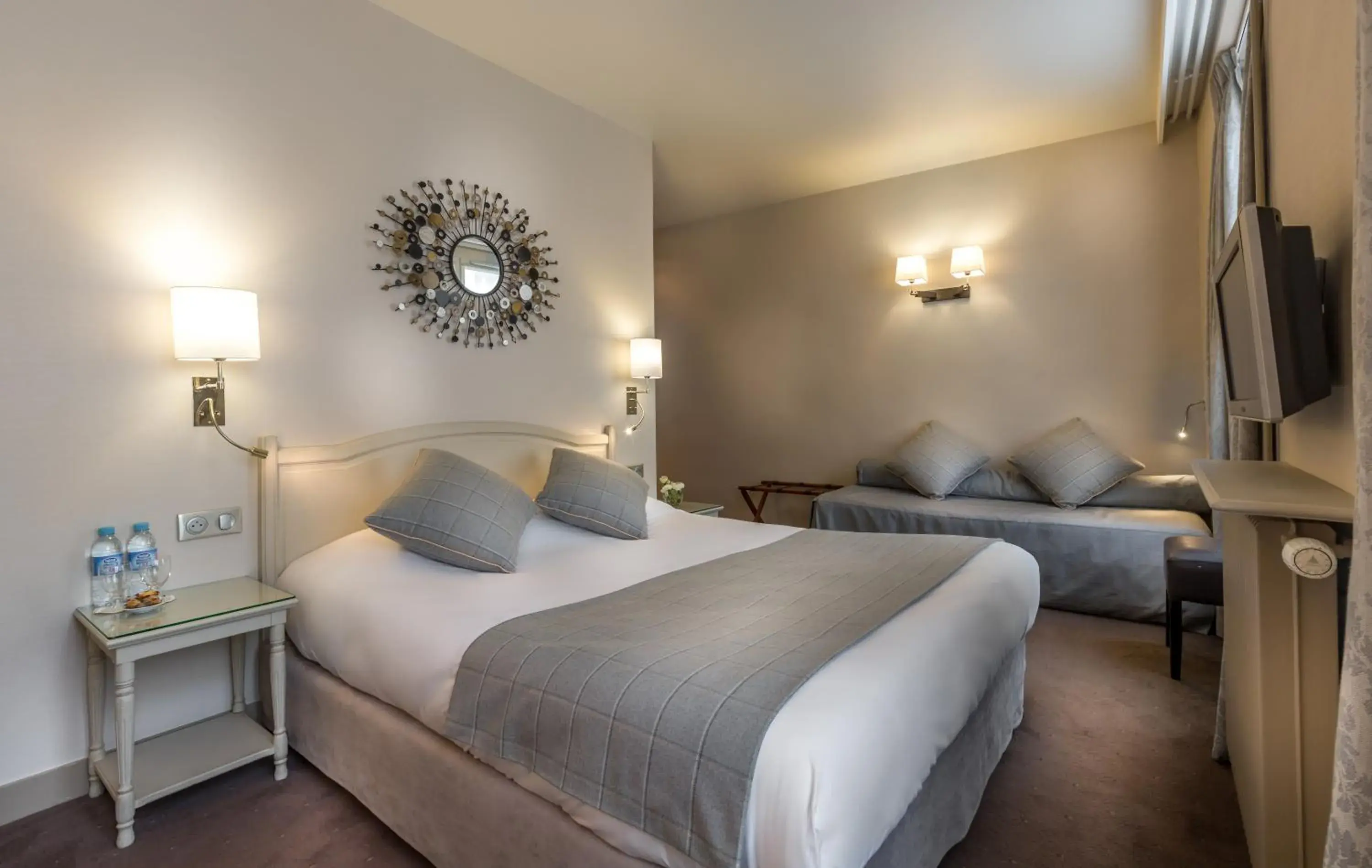 Triple Room in Hôtel La Résidence du Berry Triple Room in Hôtel La Résidence du Berry