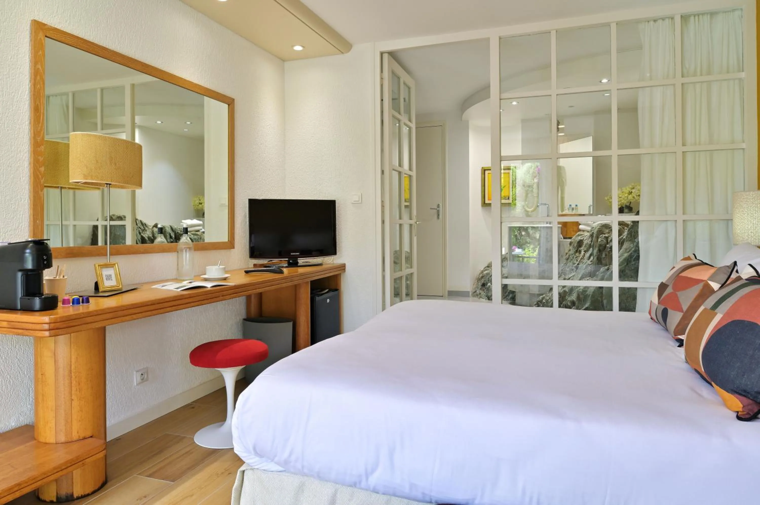 Photo of the whole room, Bed in Hôtel Pietracap