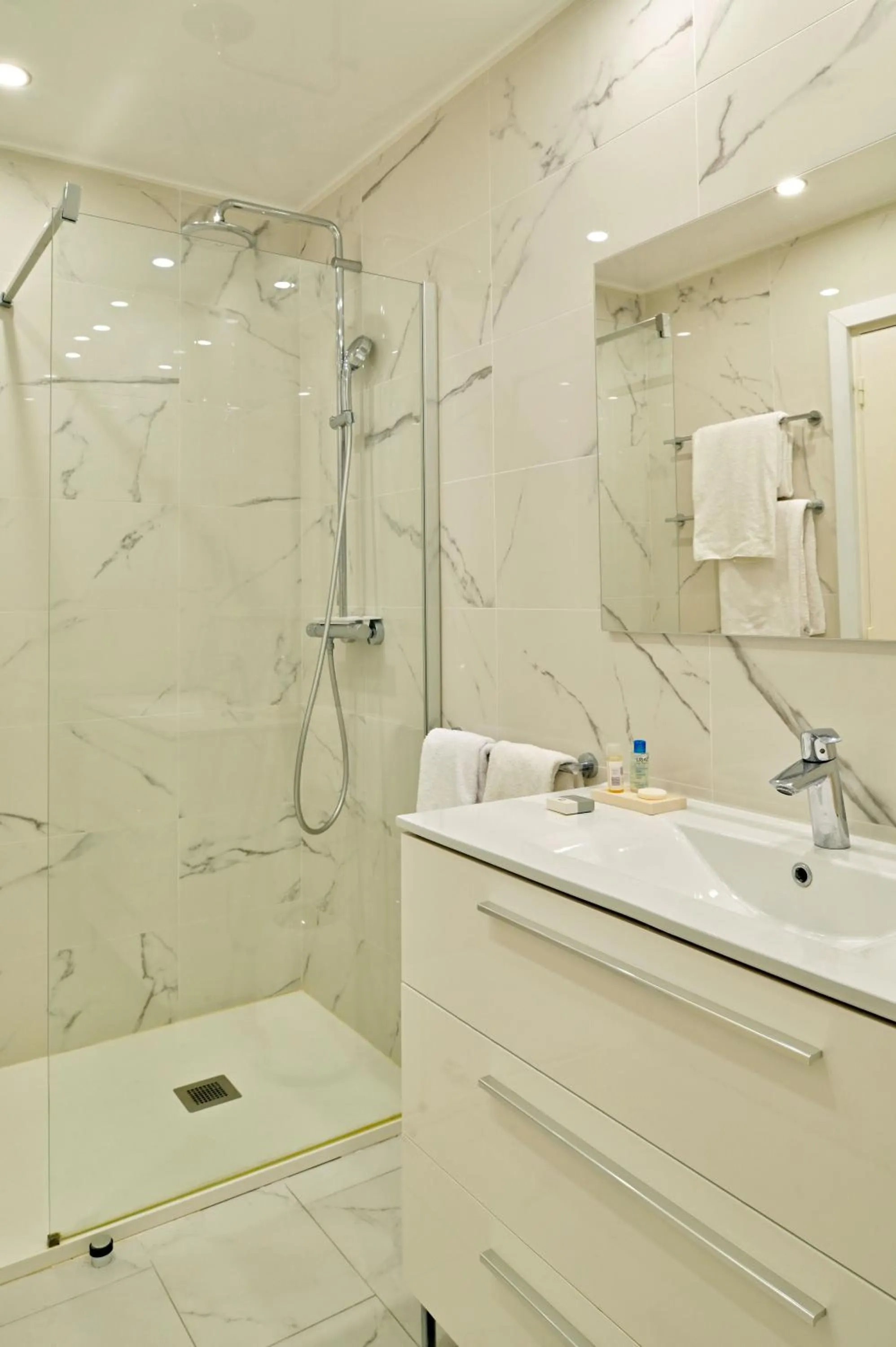 Shower in Hôtel Pietracap