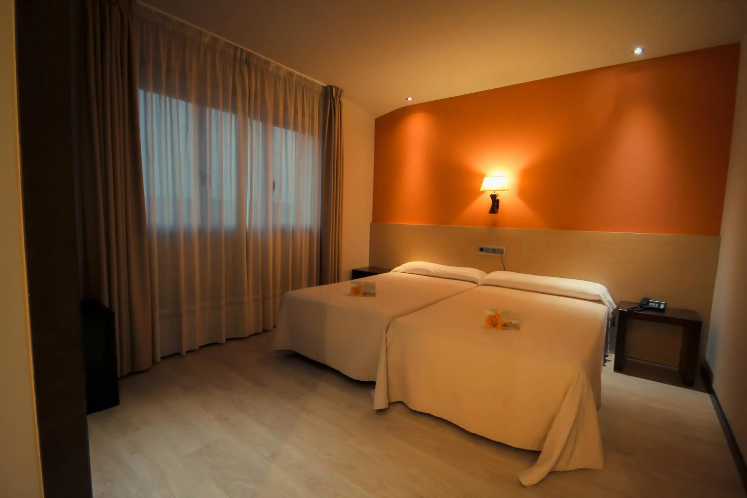 young children, Bed in Hotel Torre de Núñez