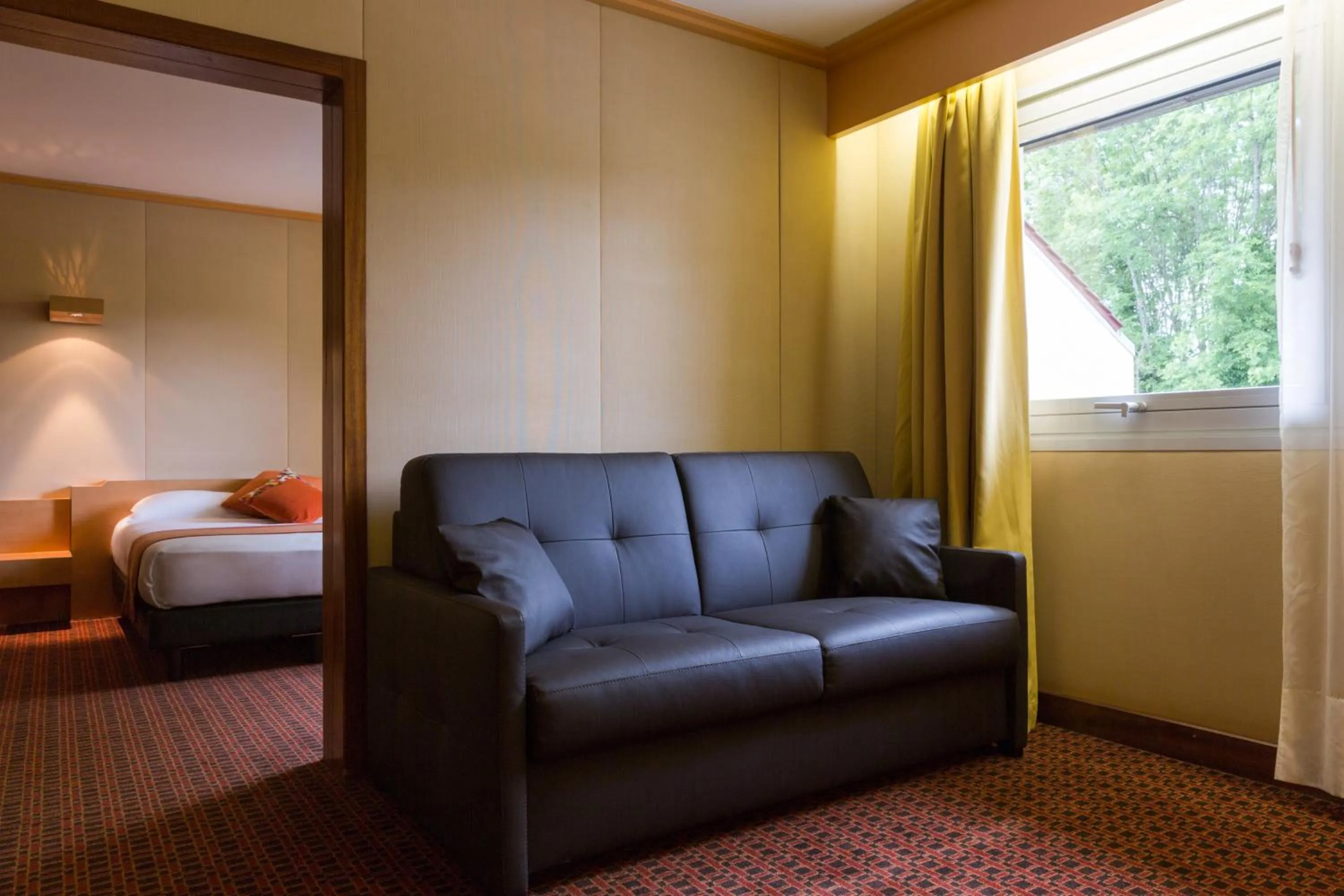 Living room, Bed in Hôtel du Béryl, Lons-le-Saunier