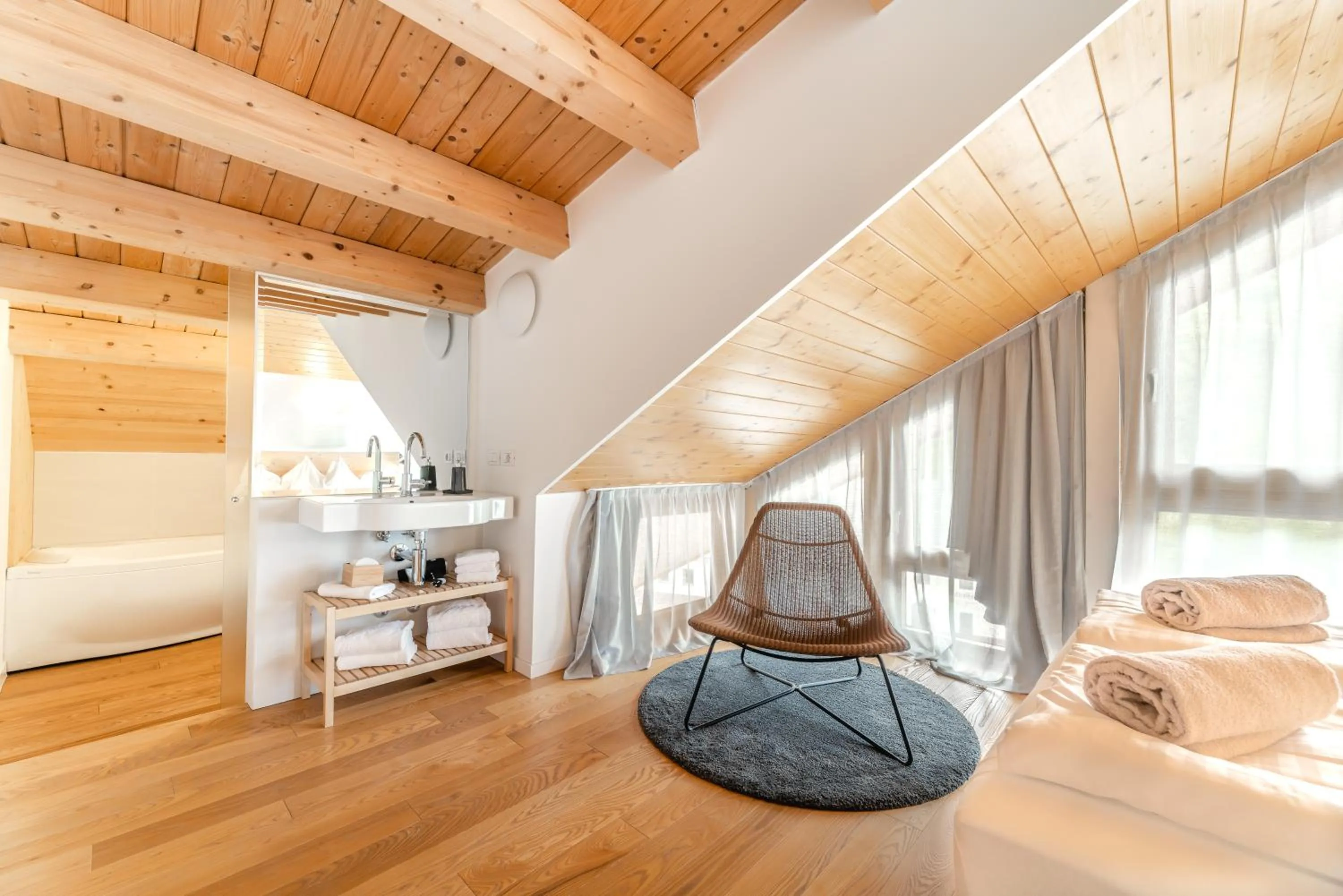 Decorative detail, Bed in Quercus Appartements contactless check-in