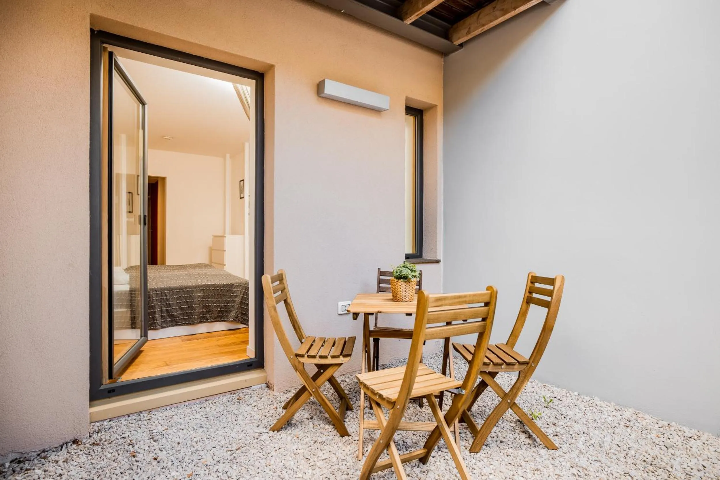 Inner courtyard view in Quercus Appartements contactless check-in