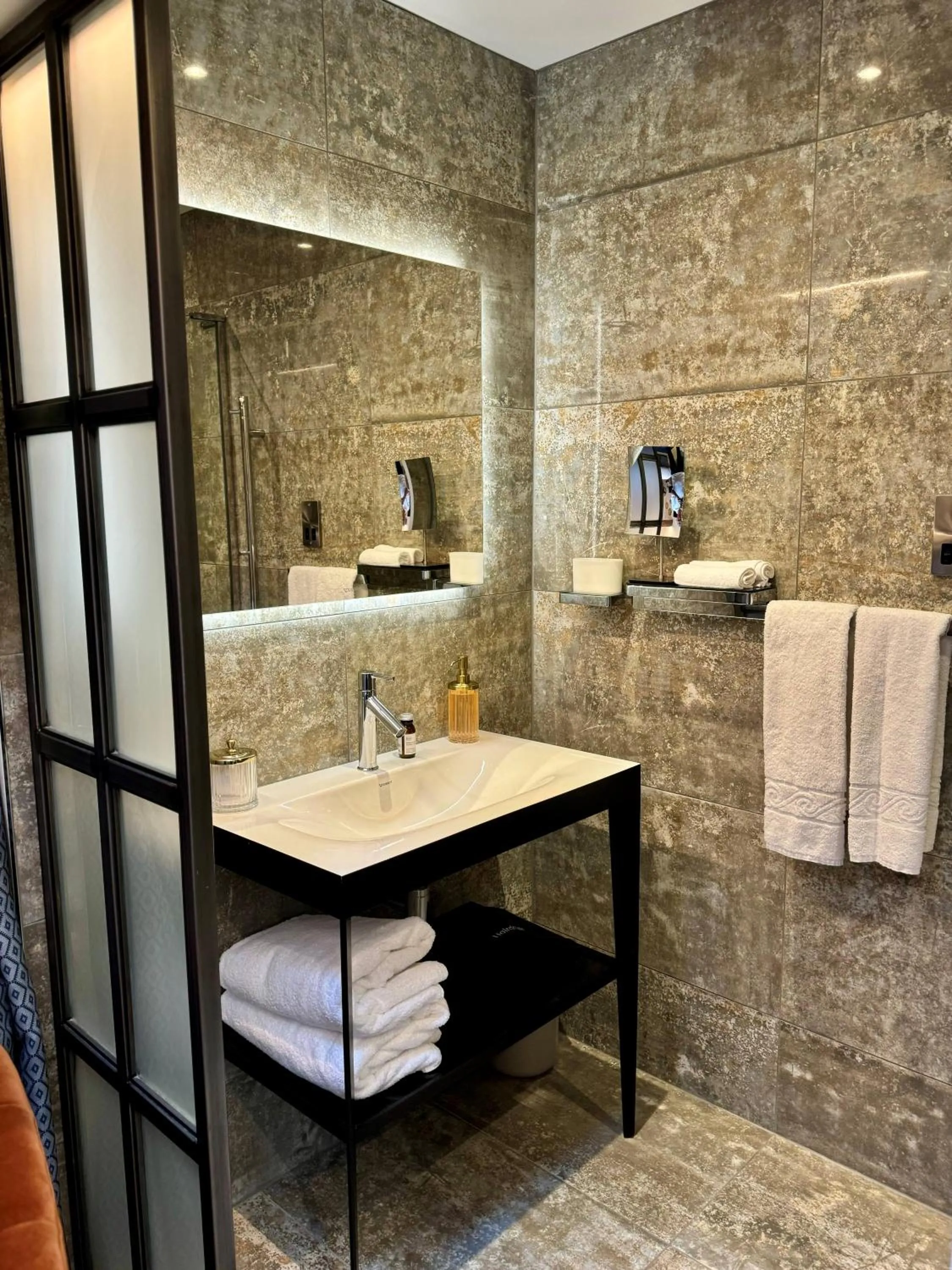 Bathroom in Quite Simply French