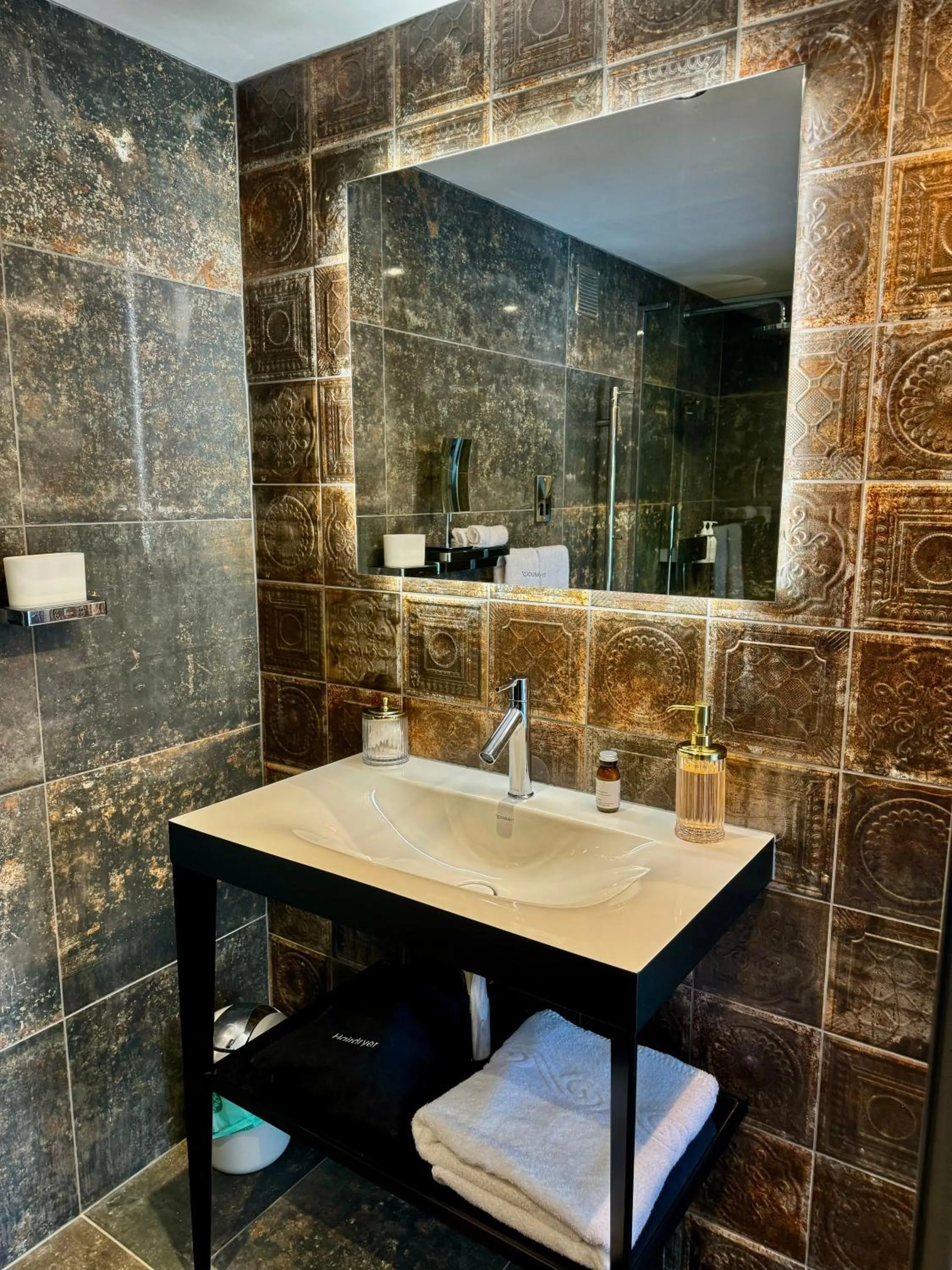 Bathroom in Quite Simply French