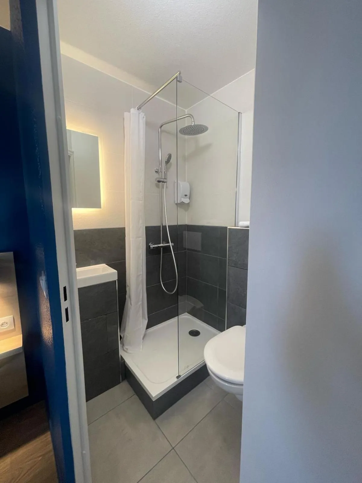 Bathroom in Kyriad Direct Dreux