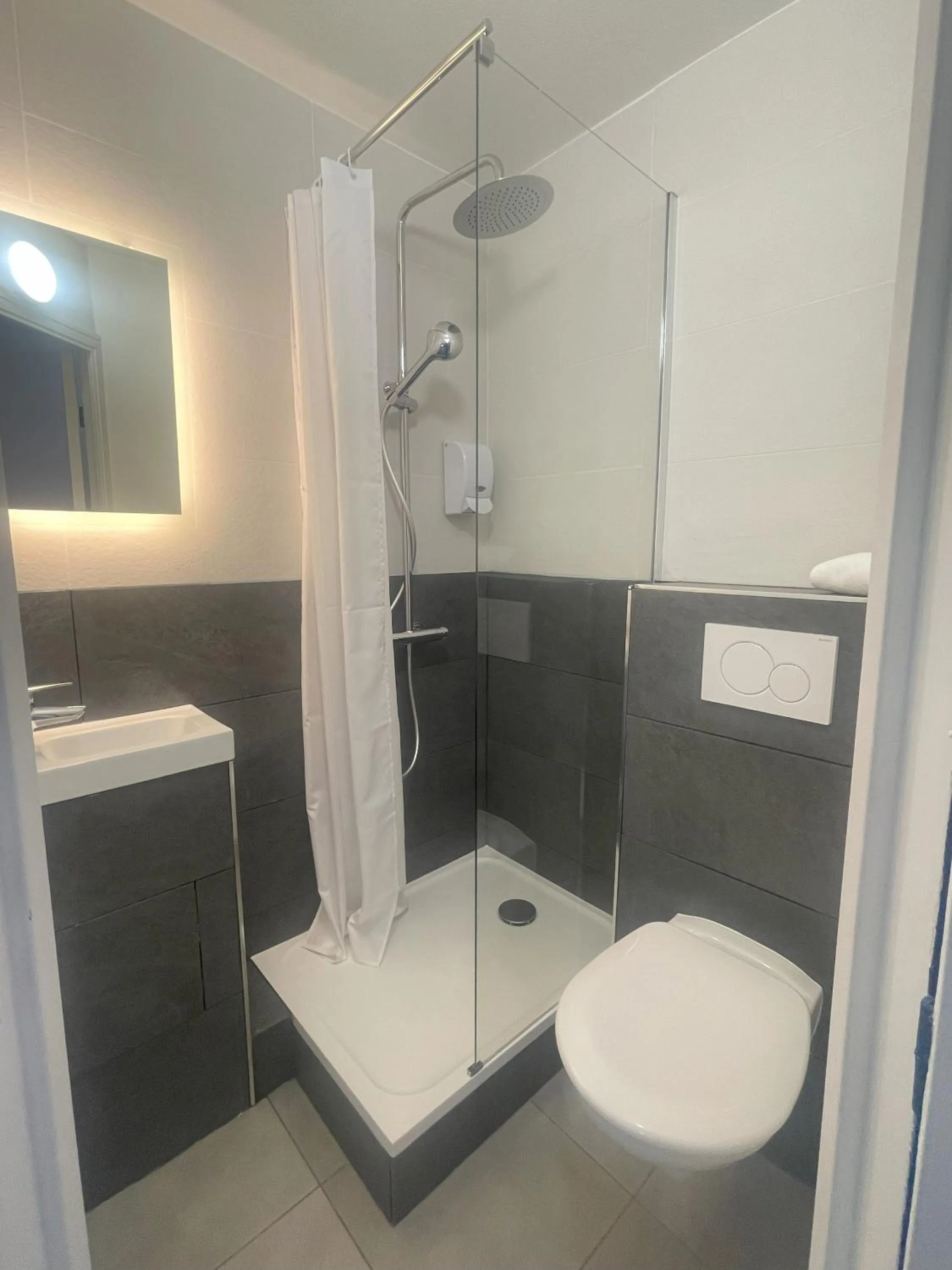 Bathroom in Kyriad Direct Dreux