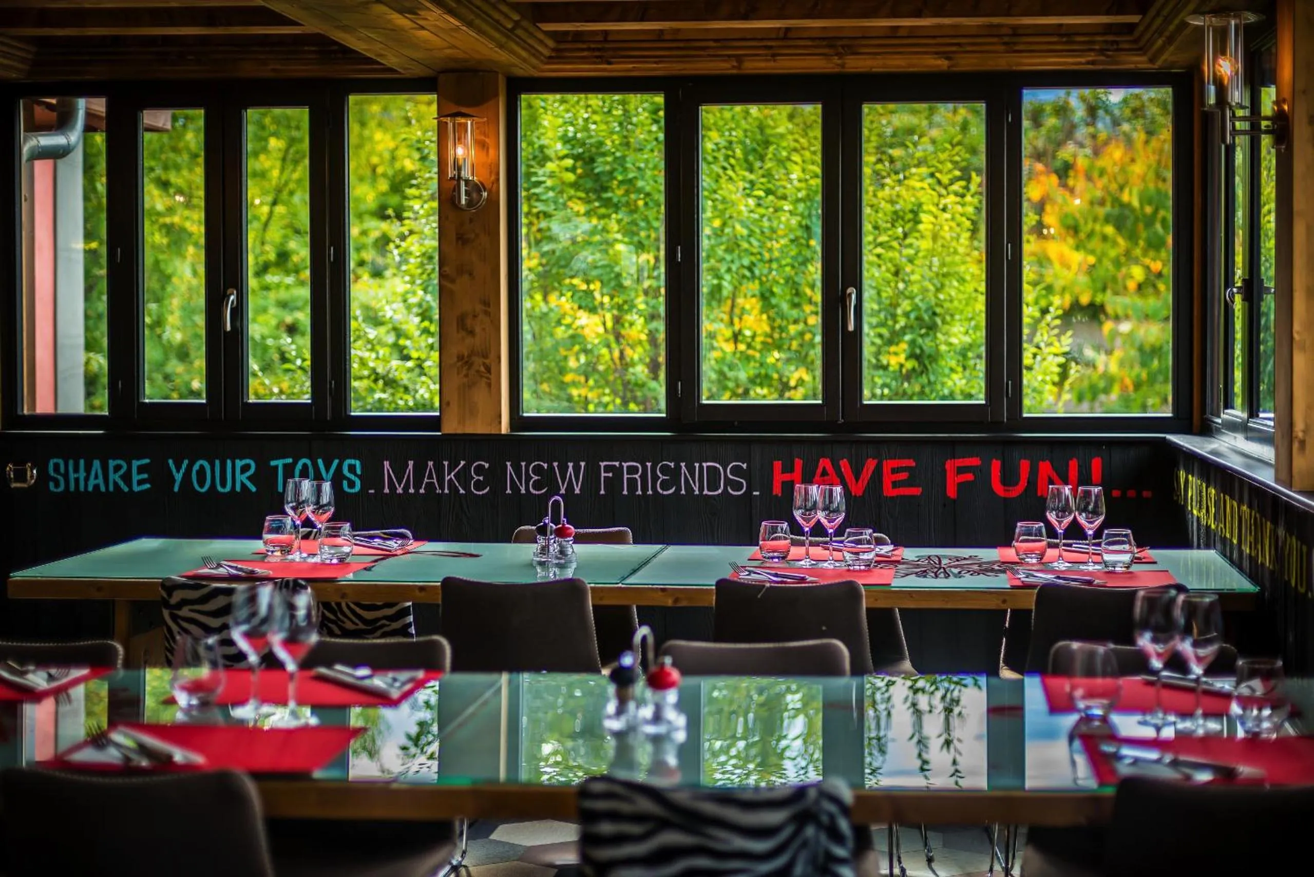 Restaurant/places to eat in La Maison Rouge