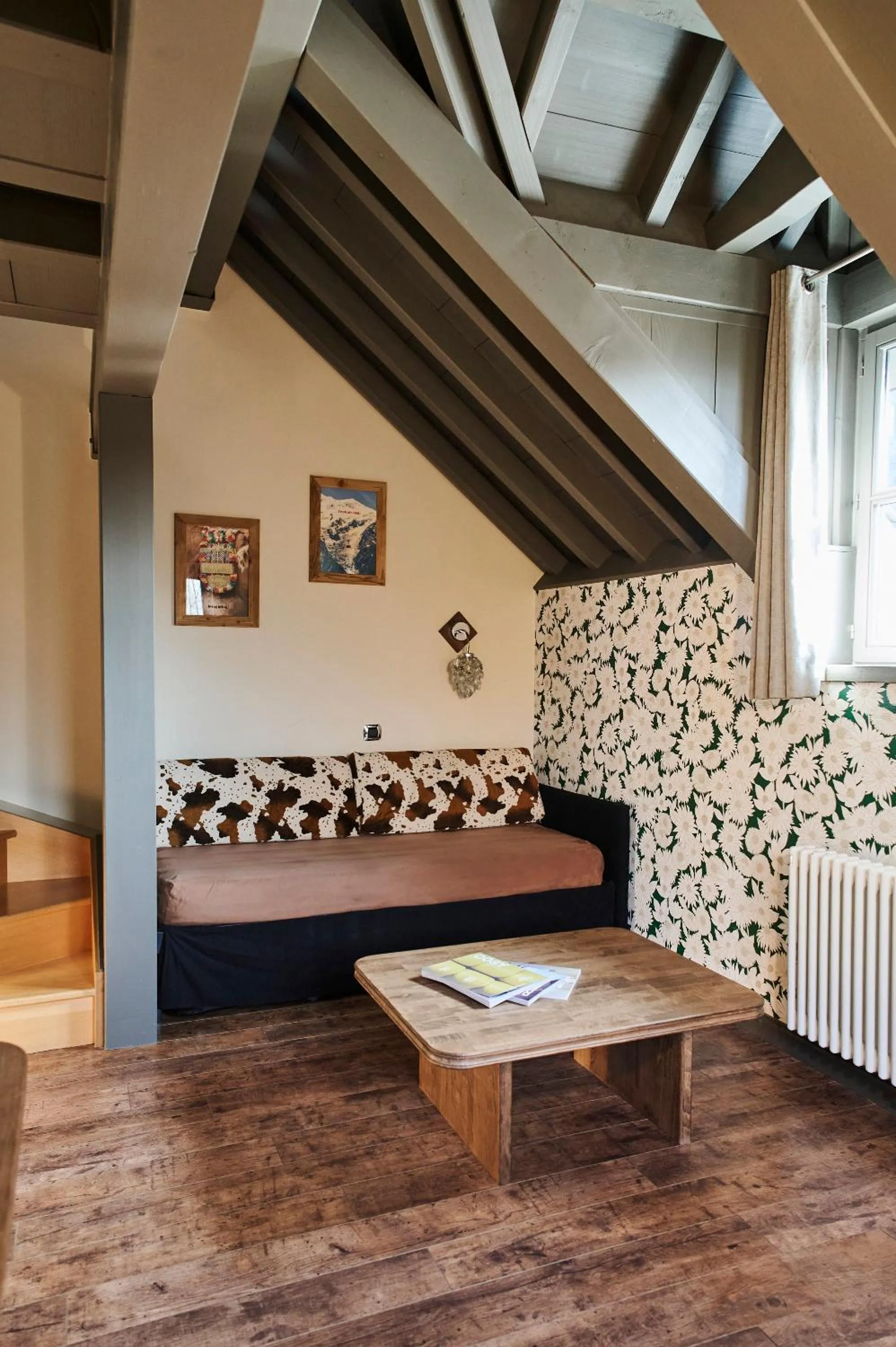 Living room, Bed in La Maison Rouge